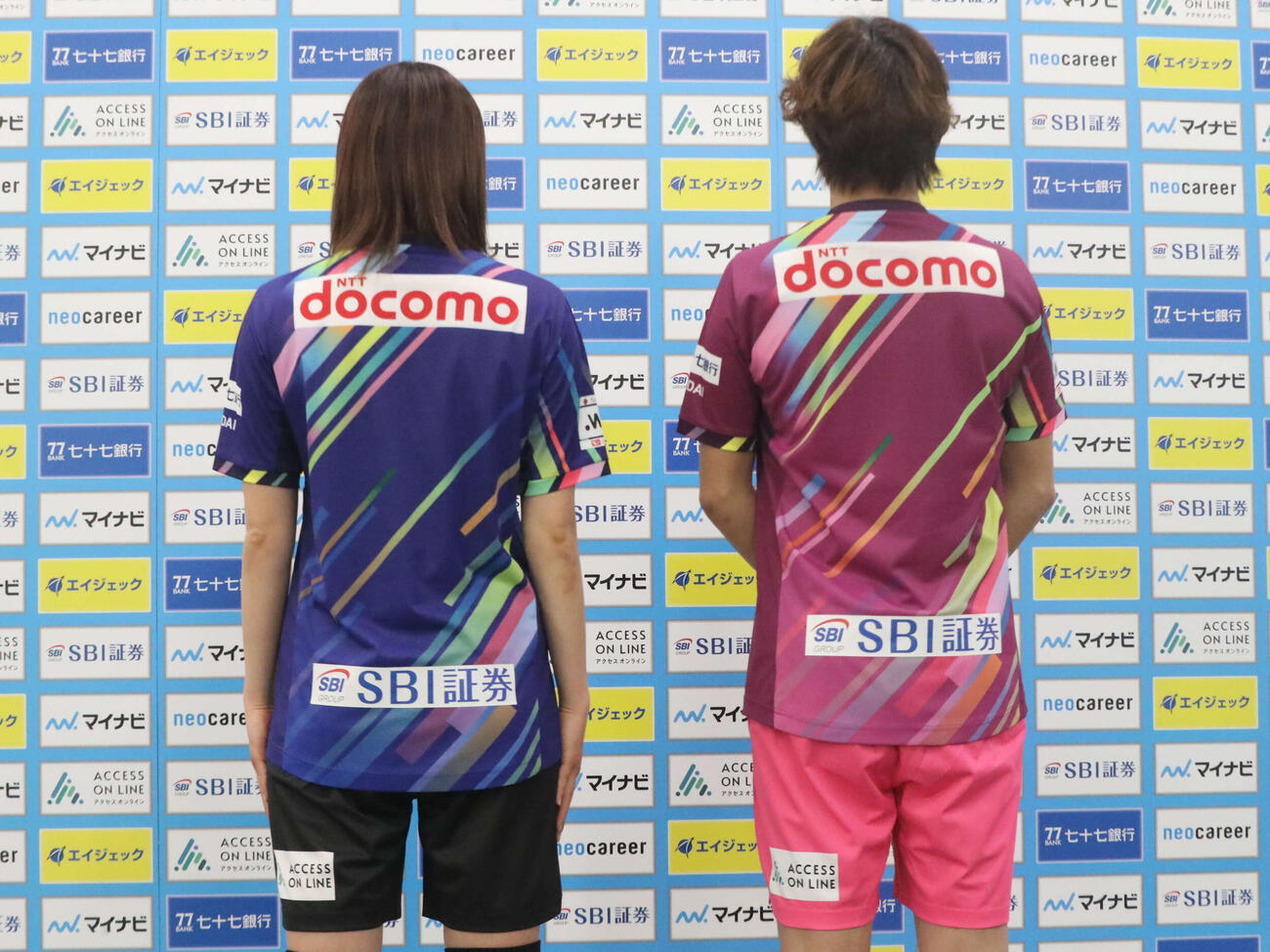 復興応援ユニフォームを着用した後ろ姿のマイナビ仙台FW広沢（左）とGK伊藤（撮影・高橋香奈）