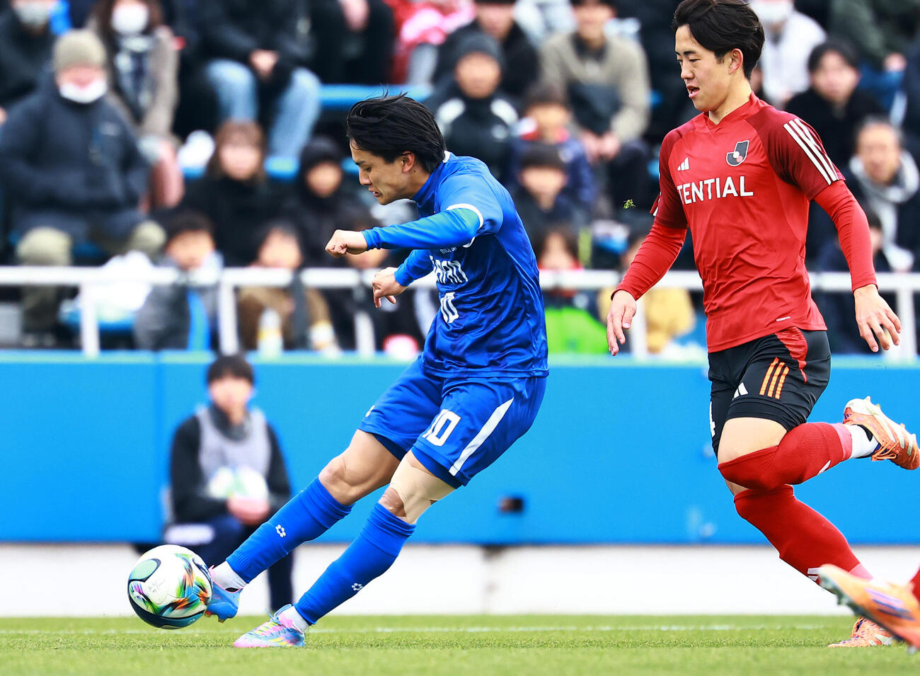 U－18Jリーグ選抜対日本高校サッカー選抜　前半、シュートを放つ日本高校サッカー選抜の帝京・宮本（撮影・野上伸悟）