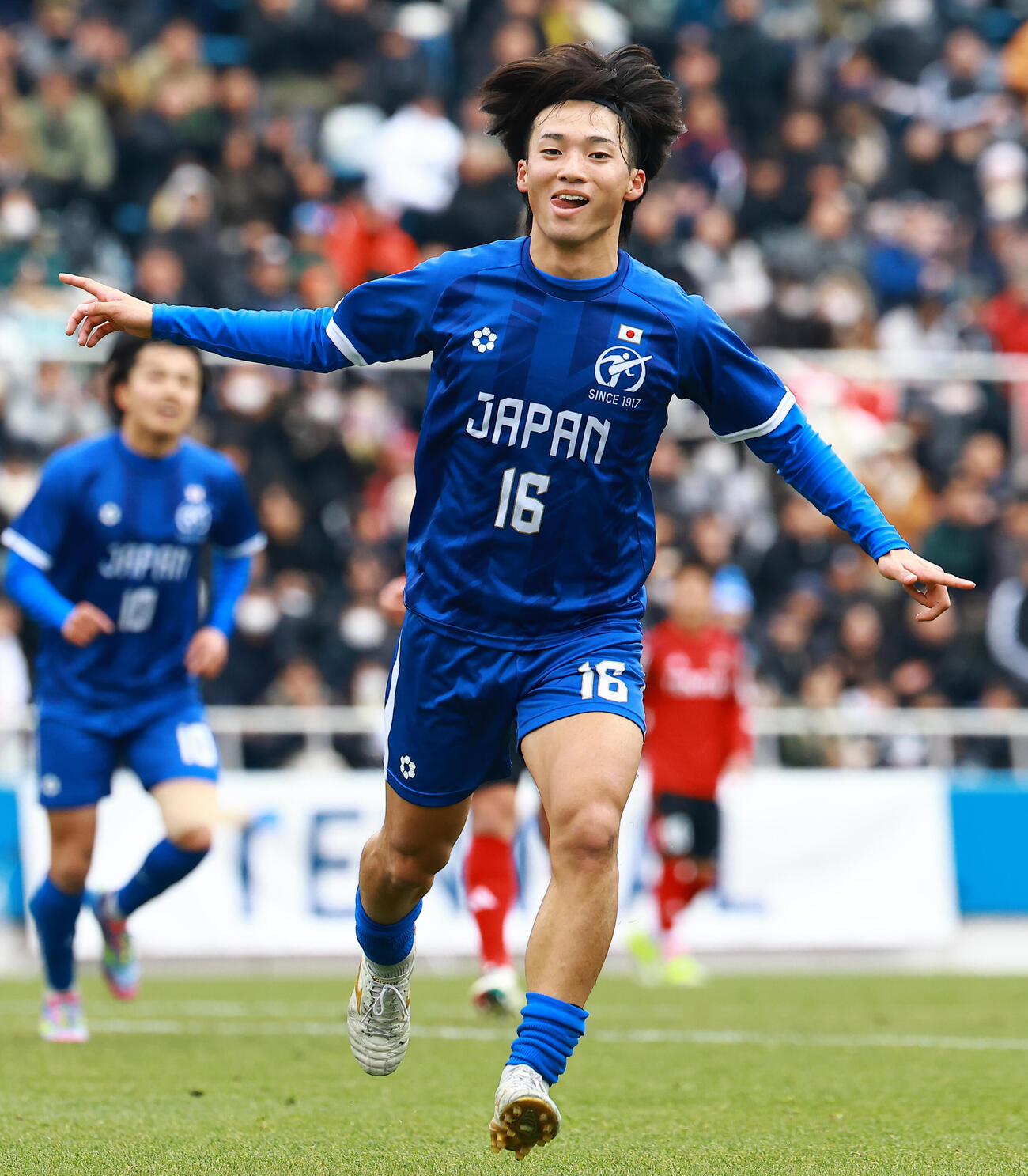 U－18Jリーグ選抜対日本高校サッカー選抜　前半、ゴールを決め喜ぶ日本高校サッカー選抜の尚志・臼井（撮影・野上伸悟）