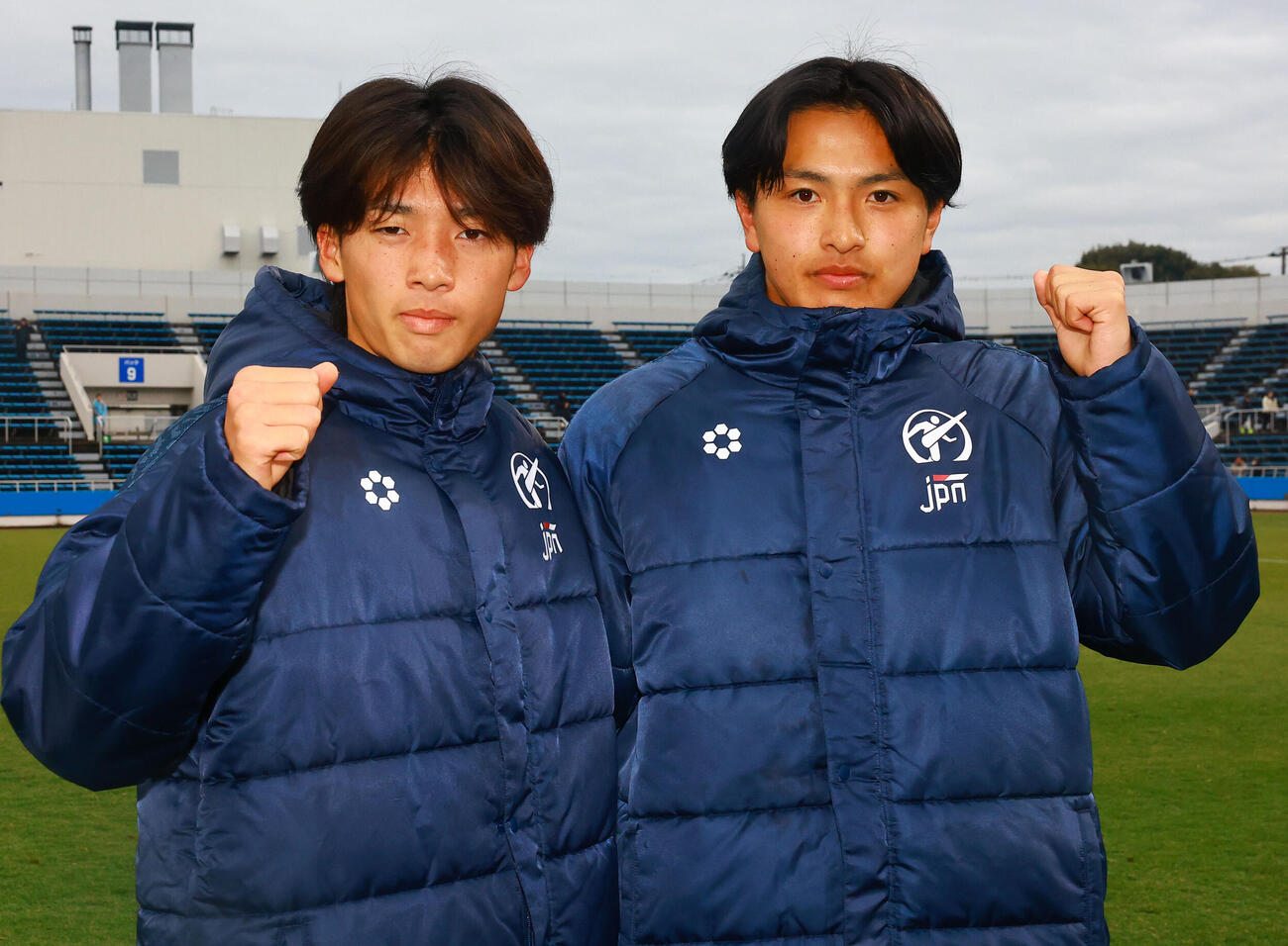 U－18Jリーグ選抜対日本高校サッカー選抜　先制ゴールの日本高校サッカー選抜の帝京・宮本（右）と2点目の尚志・臼井はガッツポーズ（撮影・野上伸悟）