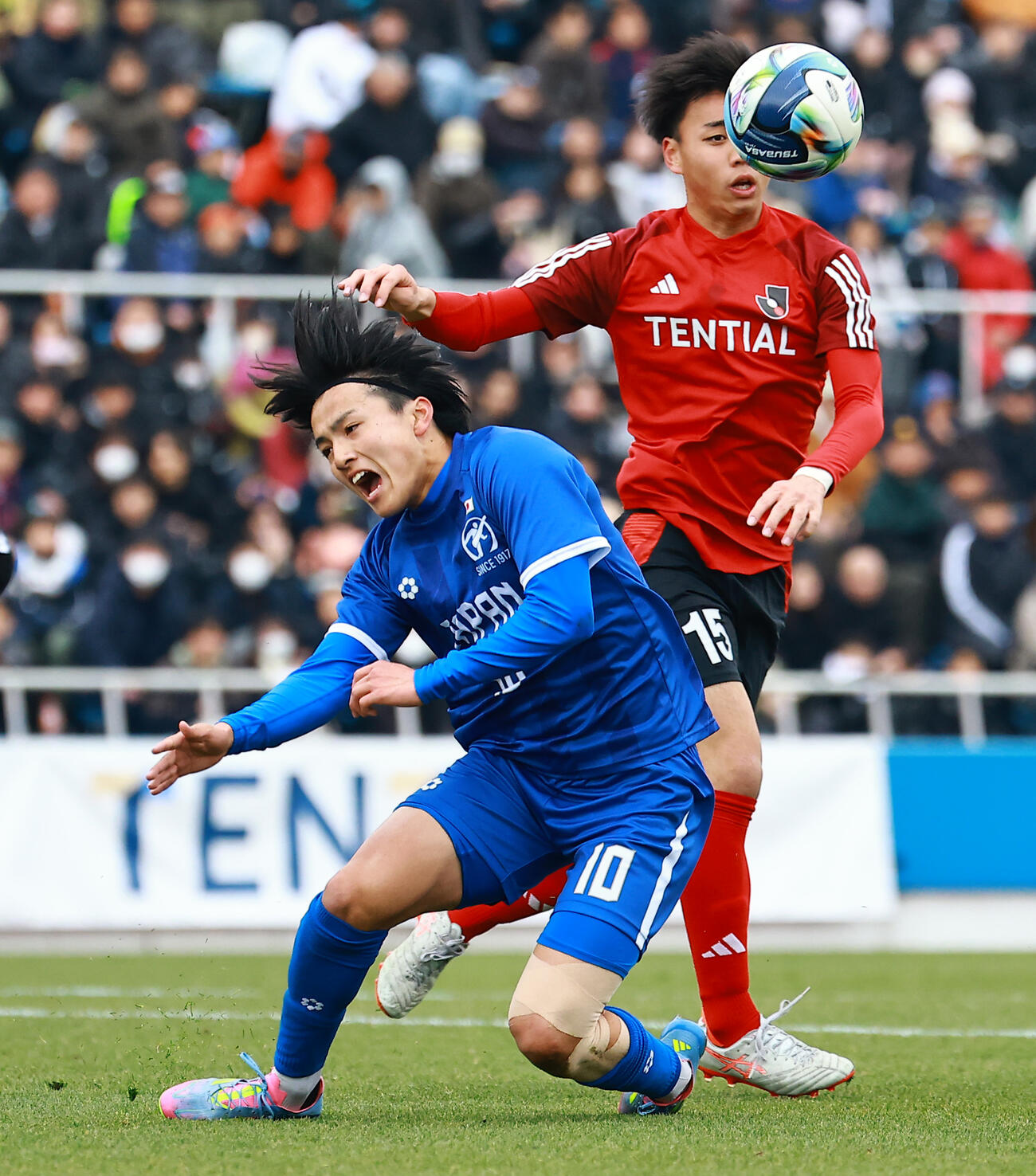 U－18Jリーグ選抜対日本高校サッカー選抜　前半、ファウルを受けPKを獲得する日本高校サッカー選抜の帝京・宮本。右はU－18Jリーグ選抜の神戸川端（撮影・野上伸悟）