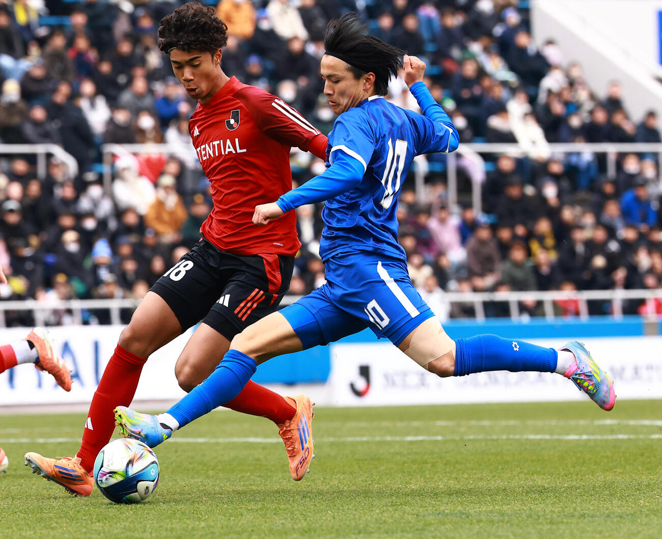 U－18Jリーグ選抜対日本高校サッカー選抜　前半、シュートを放つ日本高校サッカー選抜の帝京・宮本（撮影・野上伸悟）