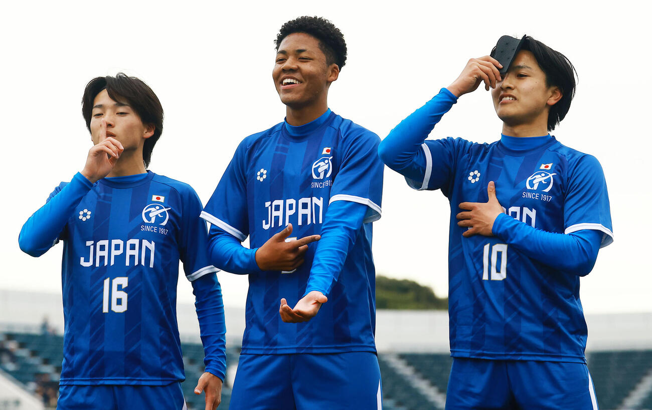 U－18Jリーグ選抜対日本高校サッカー選抜　前半、先制ゴールを決めた日本高校サッカー選抜の帝京・宮本（右）は、左から尚志・臼井、流通経済柏・メンディーサイモンと喜ぶ（撮影・野上伸悟）