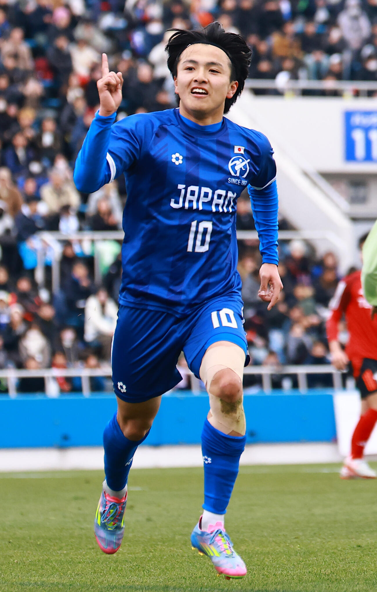 U－18Jリーグ選抜対日本高校サッカー選抜　前半、先制ゴールを決め喜ぶ日本高校サッカー選抜の帝京・宮本（撮影・野上伸悟）
