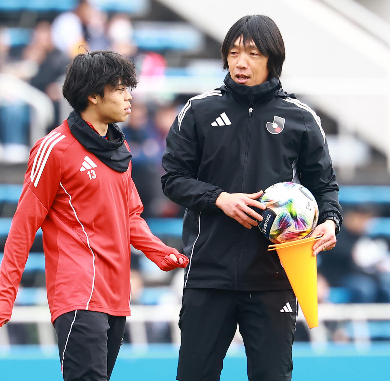 U－18Jリーグ選抜対日本高校サッカー選抜　ウオーミングアップで選手と話すU－18Jリーグ選抜中村コーチ（撮影・野上伸悟）