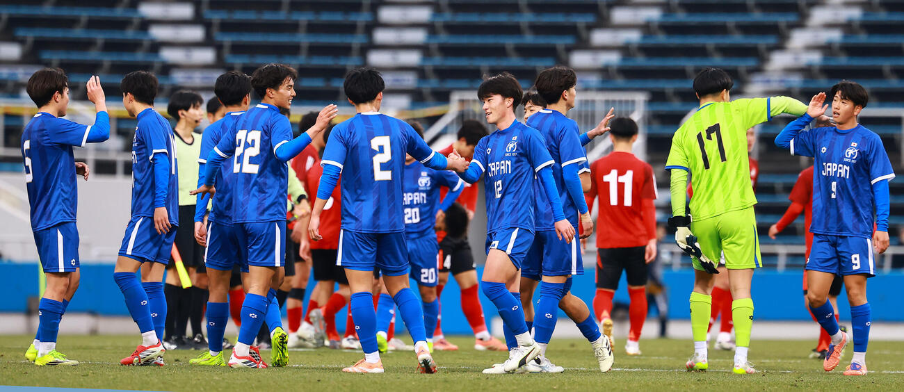 U－18Jリーグ選抜対日本高校サッカー選抜　2－0で勝利し喜ぶ日本高校サッカー選抜イレブン（撮影・野上伸悟）