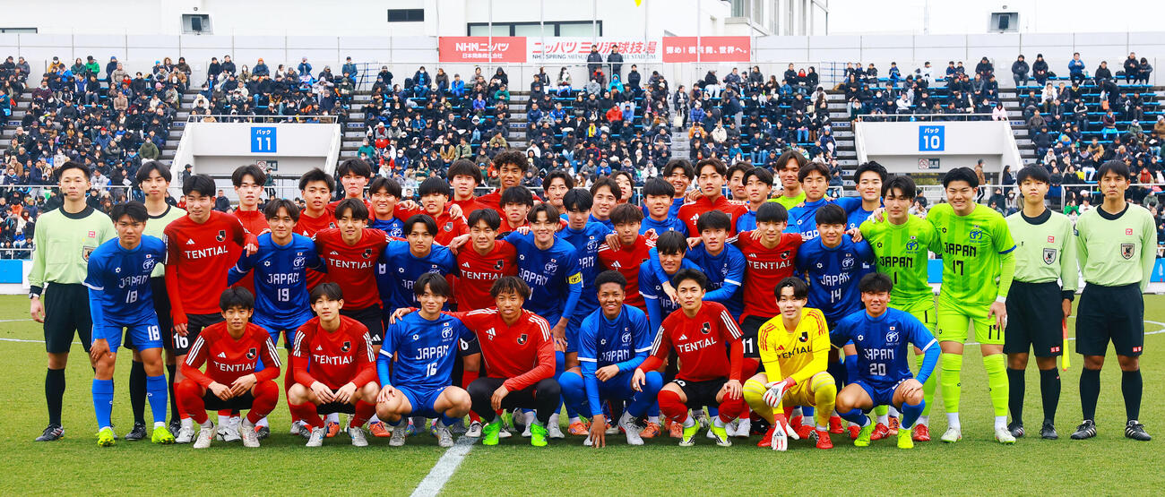 U－18Jリーグ選抜対日本高校サッカー選抜　記念写真に納まる両チーム選手たち（撮影・野上伸悟）