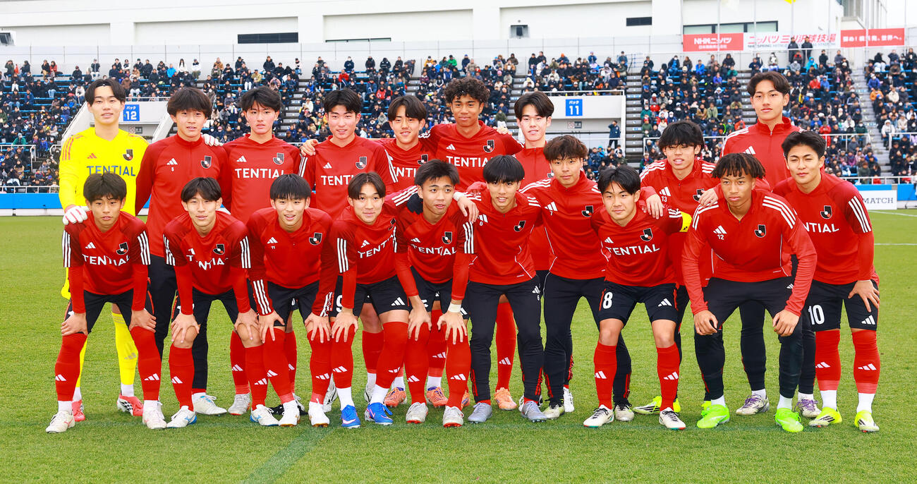 U－18Jリーグ選抜対日本高校サッカー選抜　記念写真に納まるU－18Jリーグ選抜の選手たち（撮影・野上伸悟）