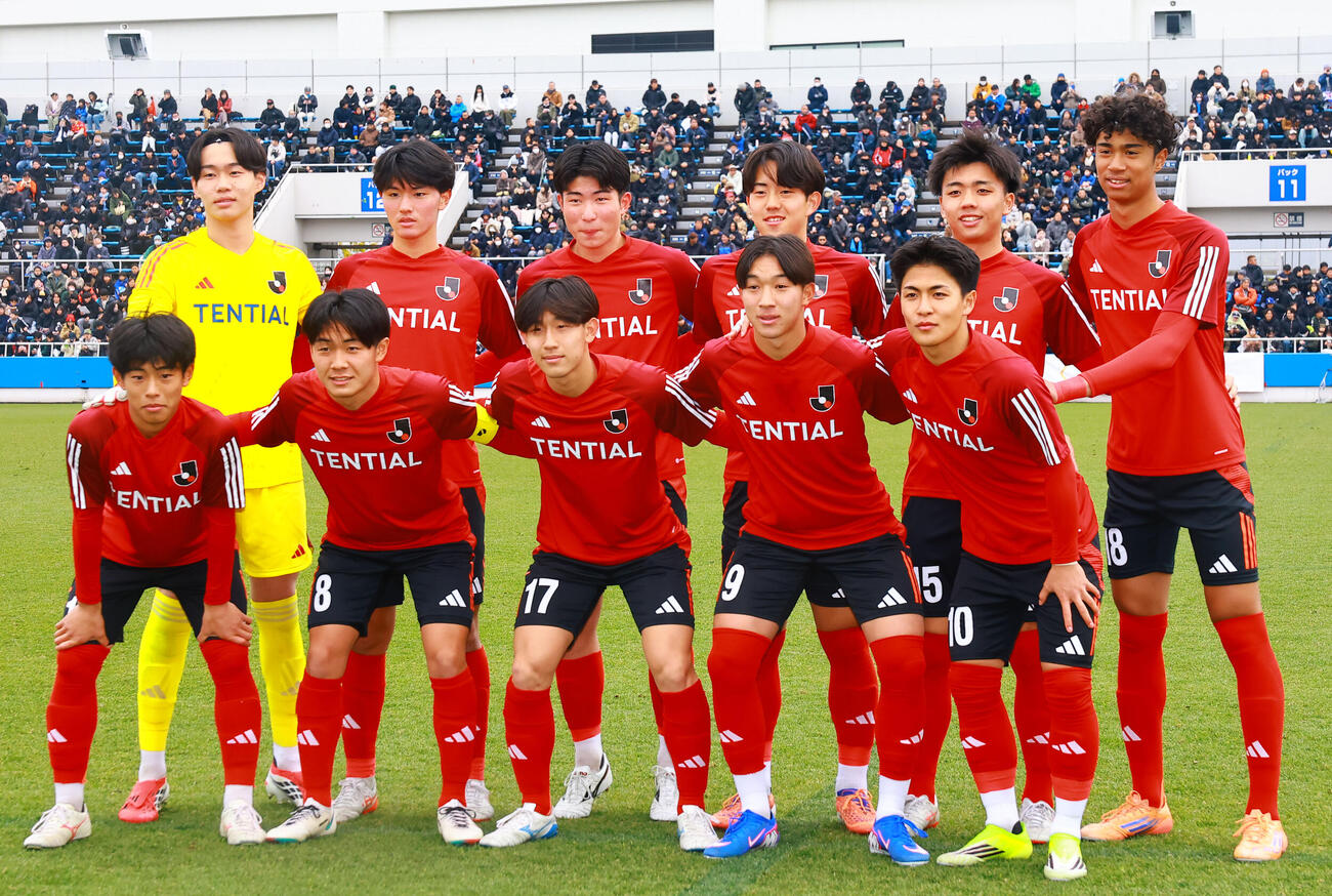 U－18Jリーグ選抜対日本高校サッカー選抜　記念写真に納まるU－18Jリーグ選抜イレブン（撮影・野上伸悟）