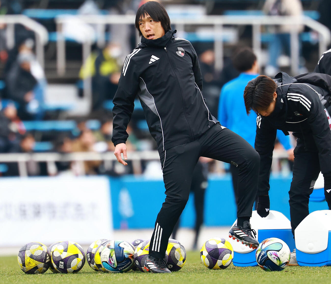 U－18Jリーグ選抜対日本高校サッカー選抜　選手を指導するU－18Jリーグ選抜中村コーチ（撮影・野上伸悟）