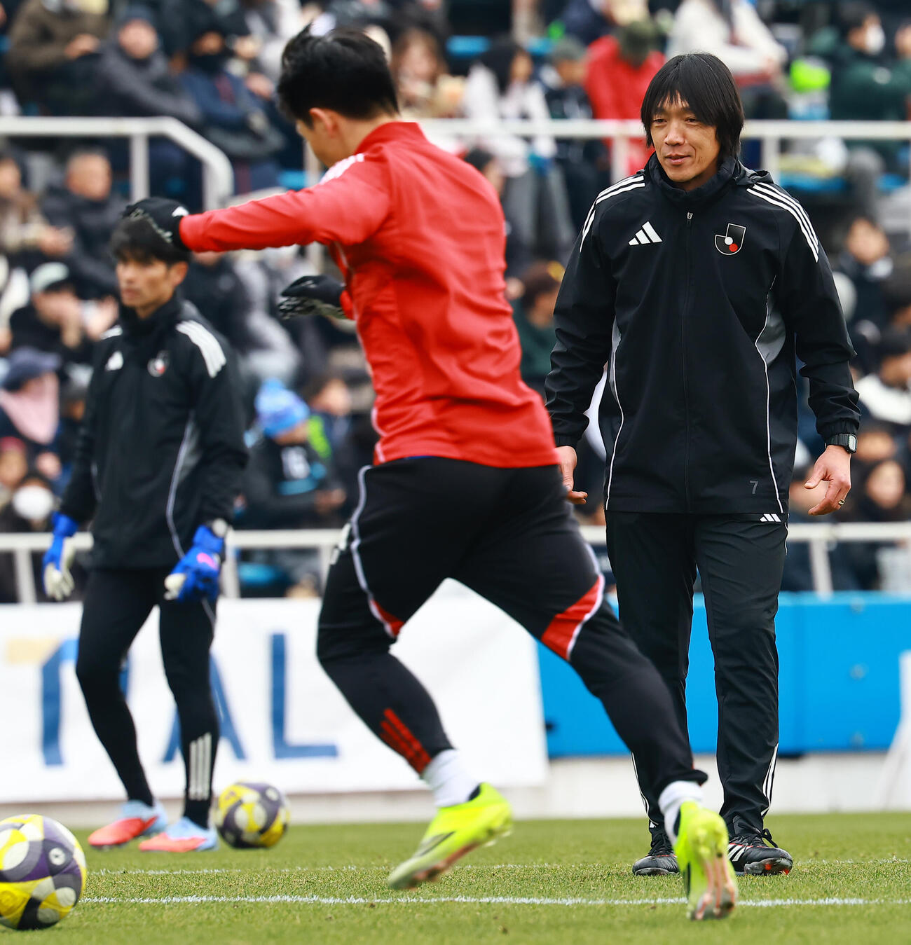 U－18Jリーグ選抜対日本高校サッカー選抜　選手を指導するU－18Jリーグ選抜中村コーチ（撮影・野上伸悟）