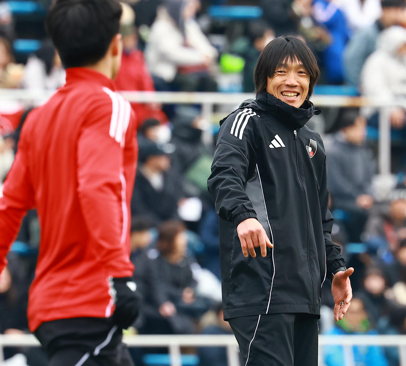 U－18Jリーグ選抜対日本高校サッカー選抜　選手を指導するU－18Jリーグ選抜中村コーチ（撮影・野上伸悟）