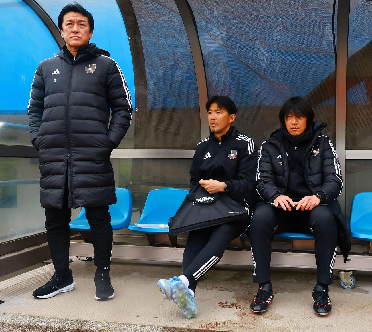 NEXT GENERATION MATCH 2026 U－18Jリーグ選抜対日本高校サッカー選抜　左からU－18Jリーグ選抜山口素弘監督、佐藤由紀彦コーチ、中村俊輔コーチ（撮影・野上伸悟）