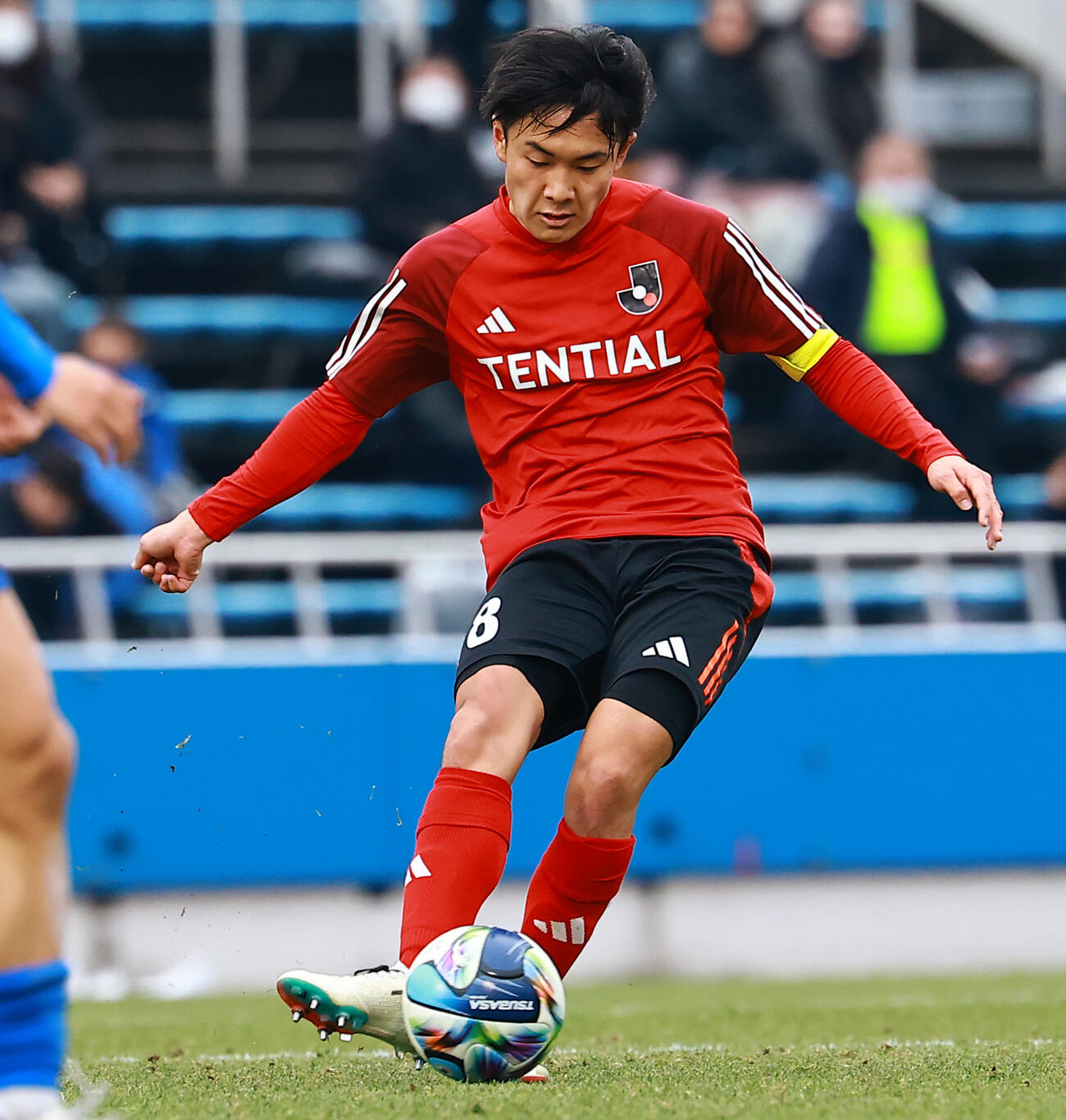 U－18Jリーグ選抜対日本高校サッカー選抜　後半、パスを出すU－18Jリーグ選の鹿島大貫（撮影・野上伸悟）