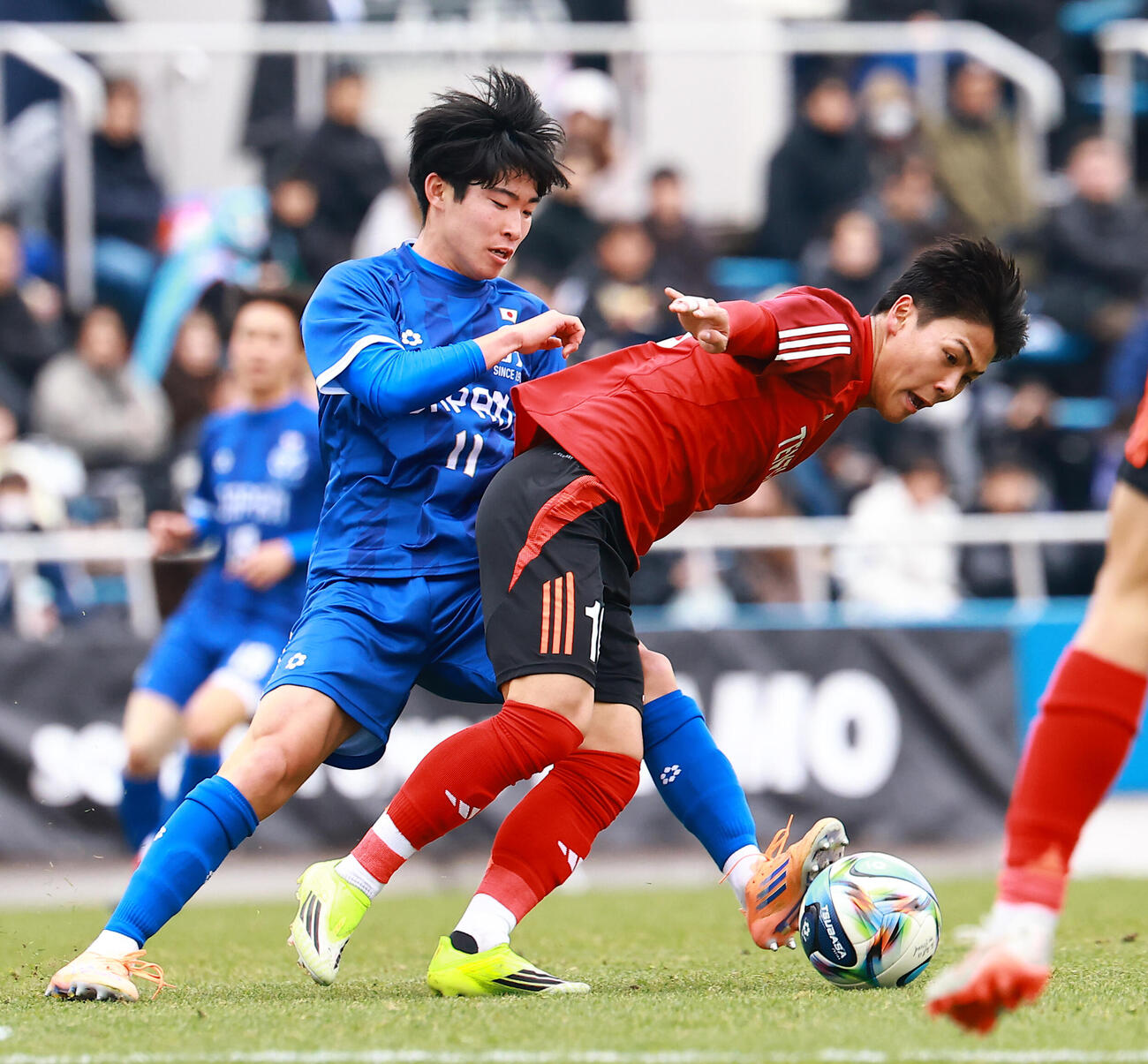 ENERATION MATCH 2026 U－18Jリーグ選抜対日本高校サッカー選抜　前半、競りあう日本高校サッカー選抜の大津・岩崎（左）とU－18Jリーグ選抜の柏加茂（撮影・野上伸悟）