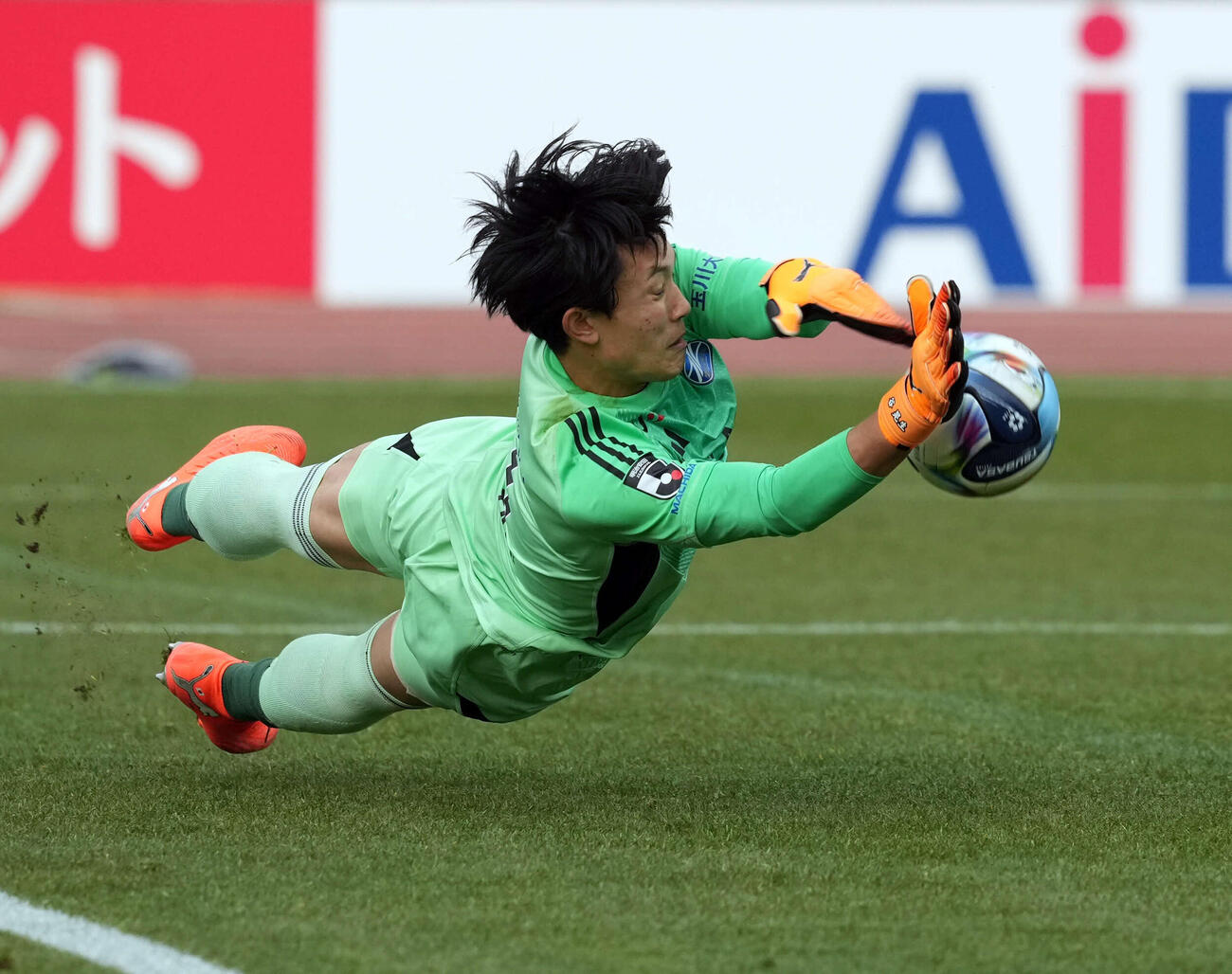 町田対水戸　PK戦で4人目のキッカー長尾のシュートをセーブする町田GK谷（撮影・たえ見朱実）