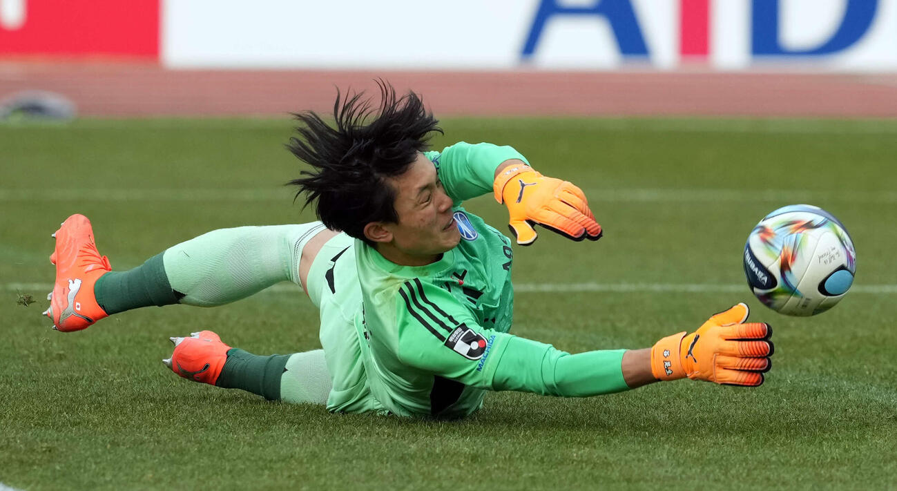町田対水戸　PK戦で4人目のキッカー長尾のシュートをセーブする町田GK谷（撮影・たえ見朱実）