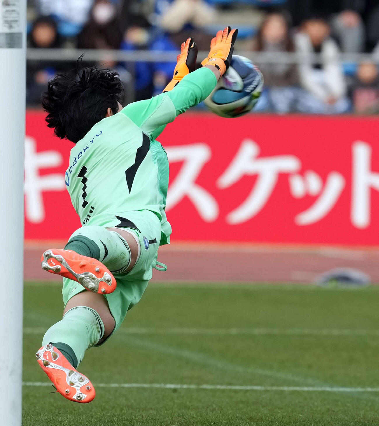 町田対水戸　PK戦で2人目山下のシュートをセーブする町田GK谷（撮影・たえ見朱実）