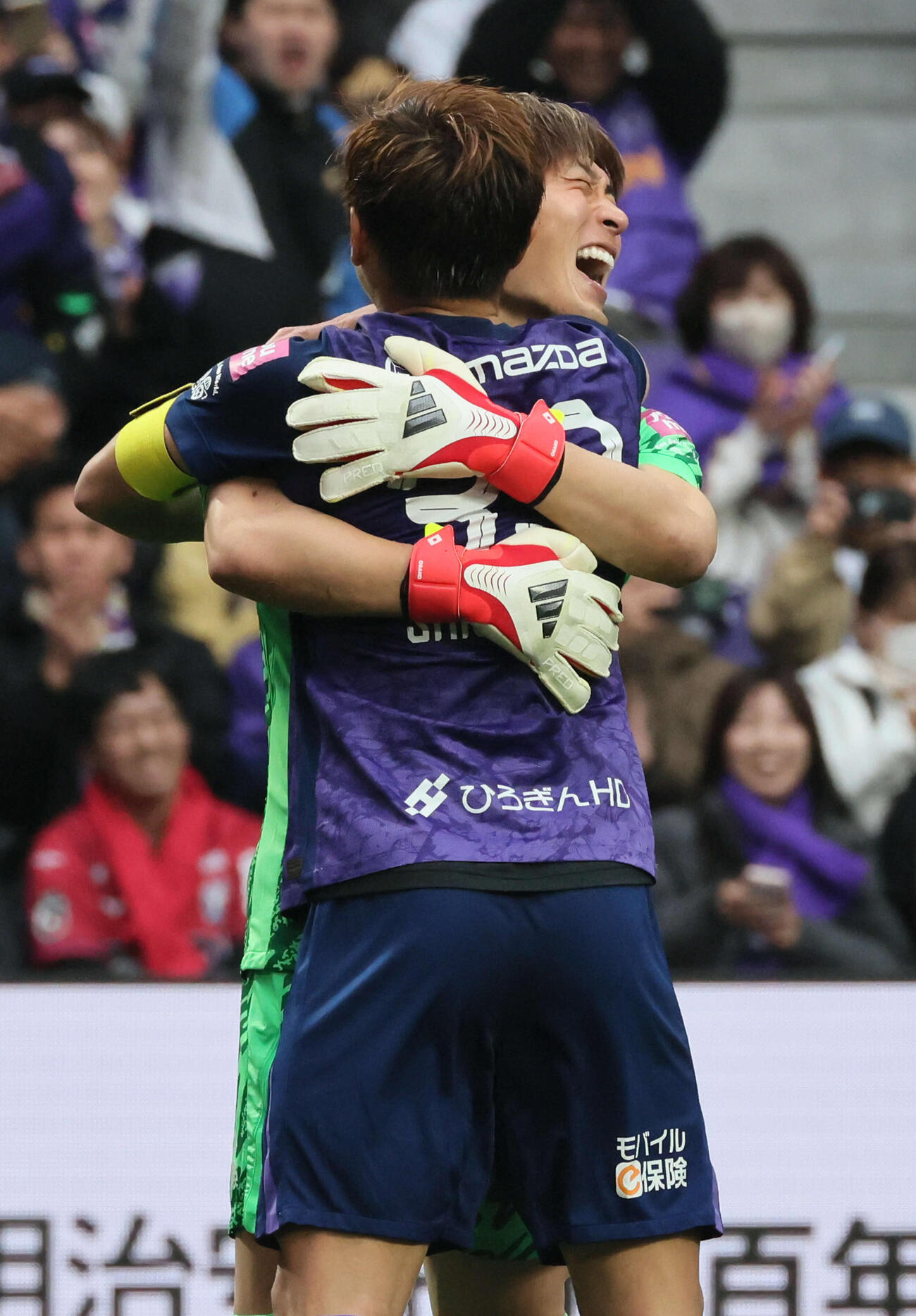 広島対岡山　PK戦で岡山藤井のシュートを止め、勝利に貢献した広島GK大迫は広島塩谷と大喜び（撮影・加藤孝規）