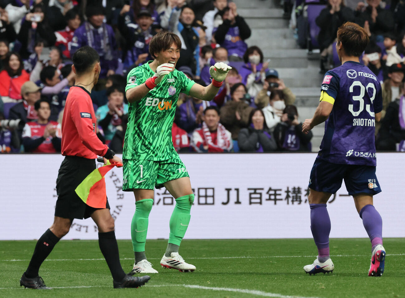 広島対岡山　PK戦で岡山藤井のシュートを止め、勝利に貢献した広島GK大迫（左）は広島塩谷と大喜び（撮影・加藤孝規）