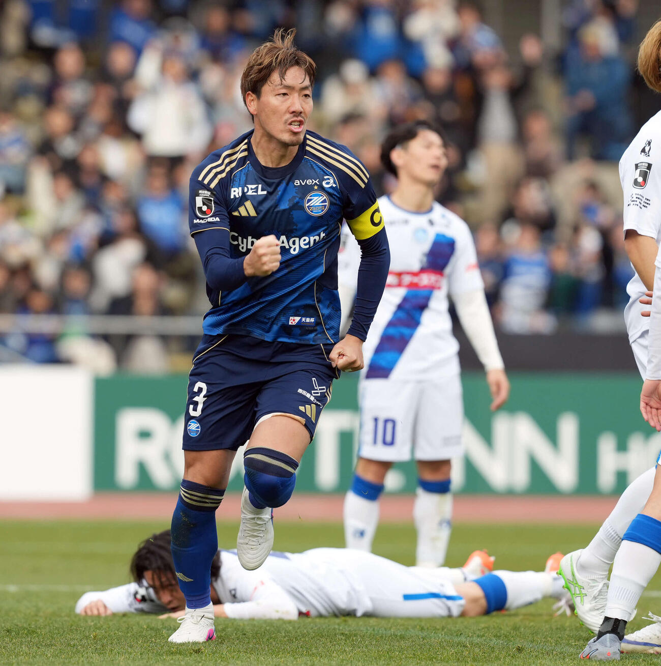 町田対水戸　前半、同点ゴールを決めポーズを決める昌子（撮影・たえ見朱実）