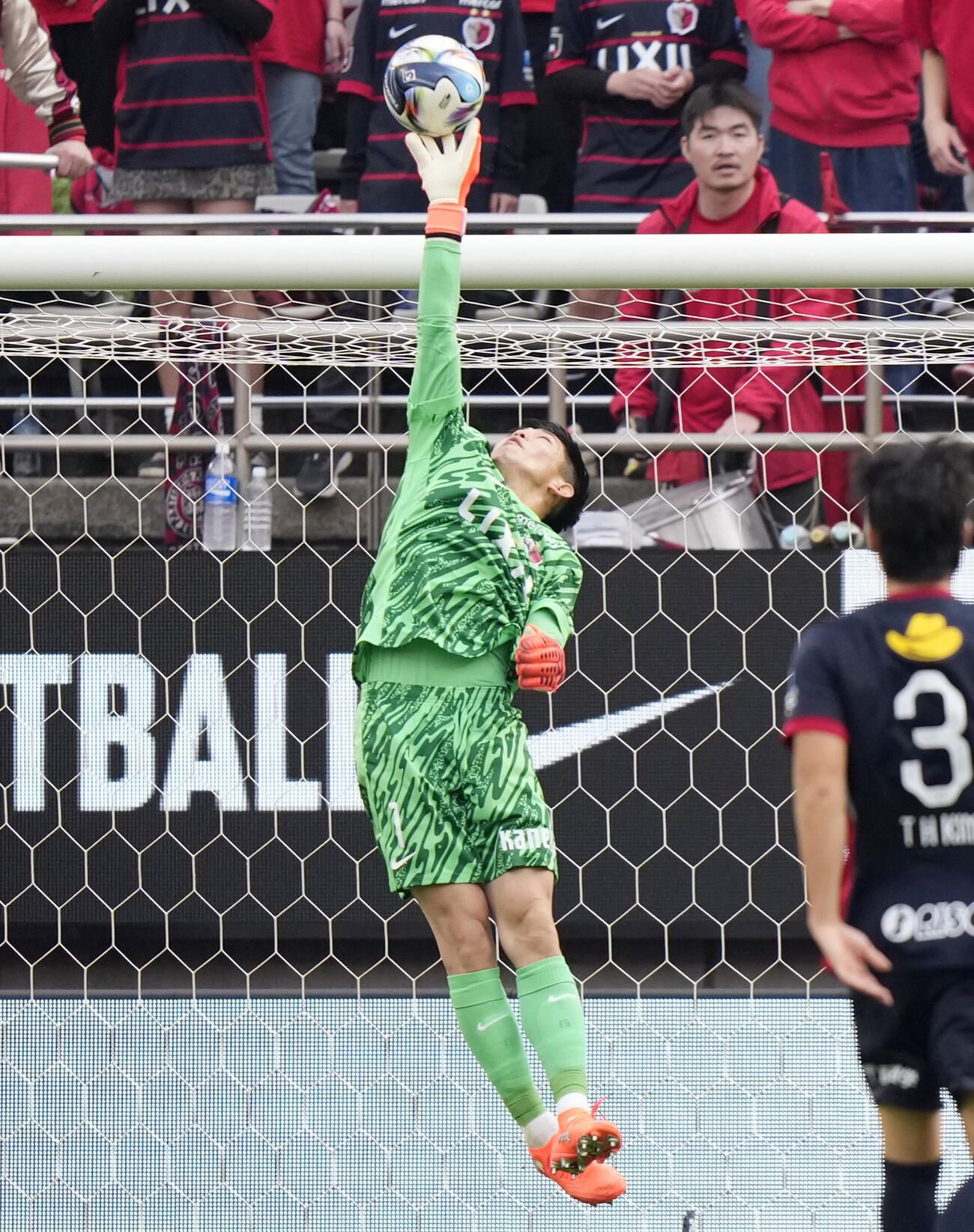 鹿島－横浜M　前半、セーブする鹿島GK早川（共同）
