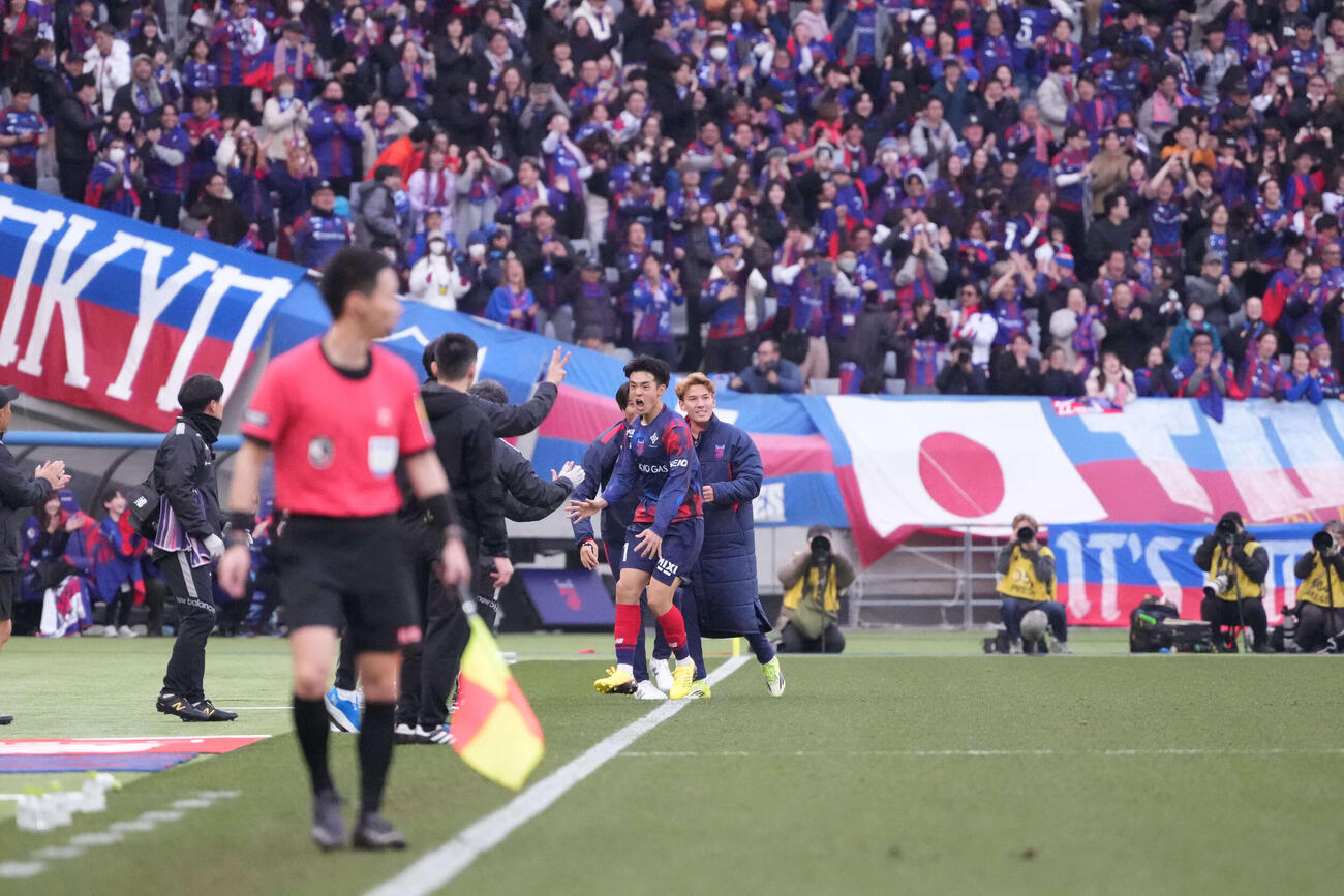 東京対浦和　後半追加タイム、東京山田（中央）は同点ゴールを奪いチームメートの祝福を受ける（撮影・小沢裕）