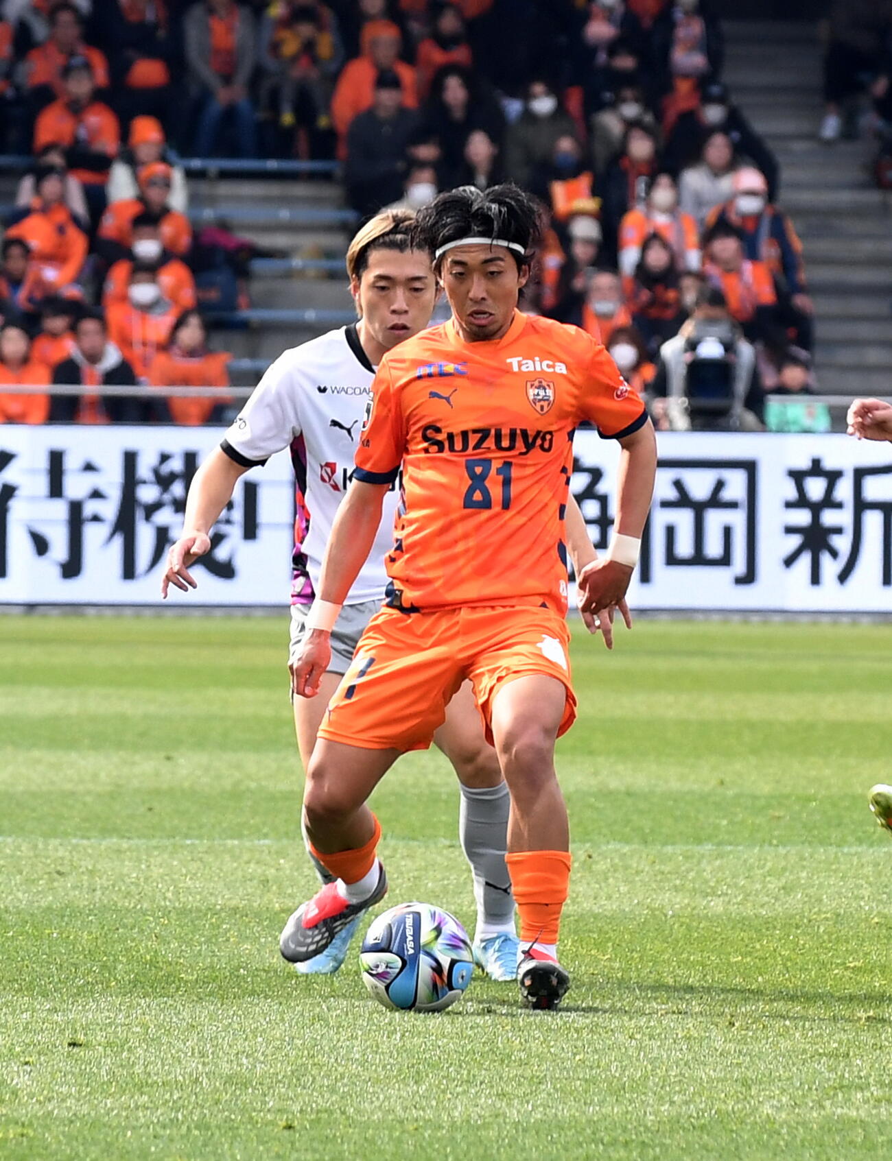 前半、パスを出す清水小塚（手前）