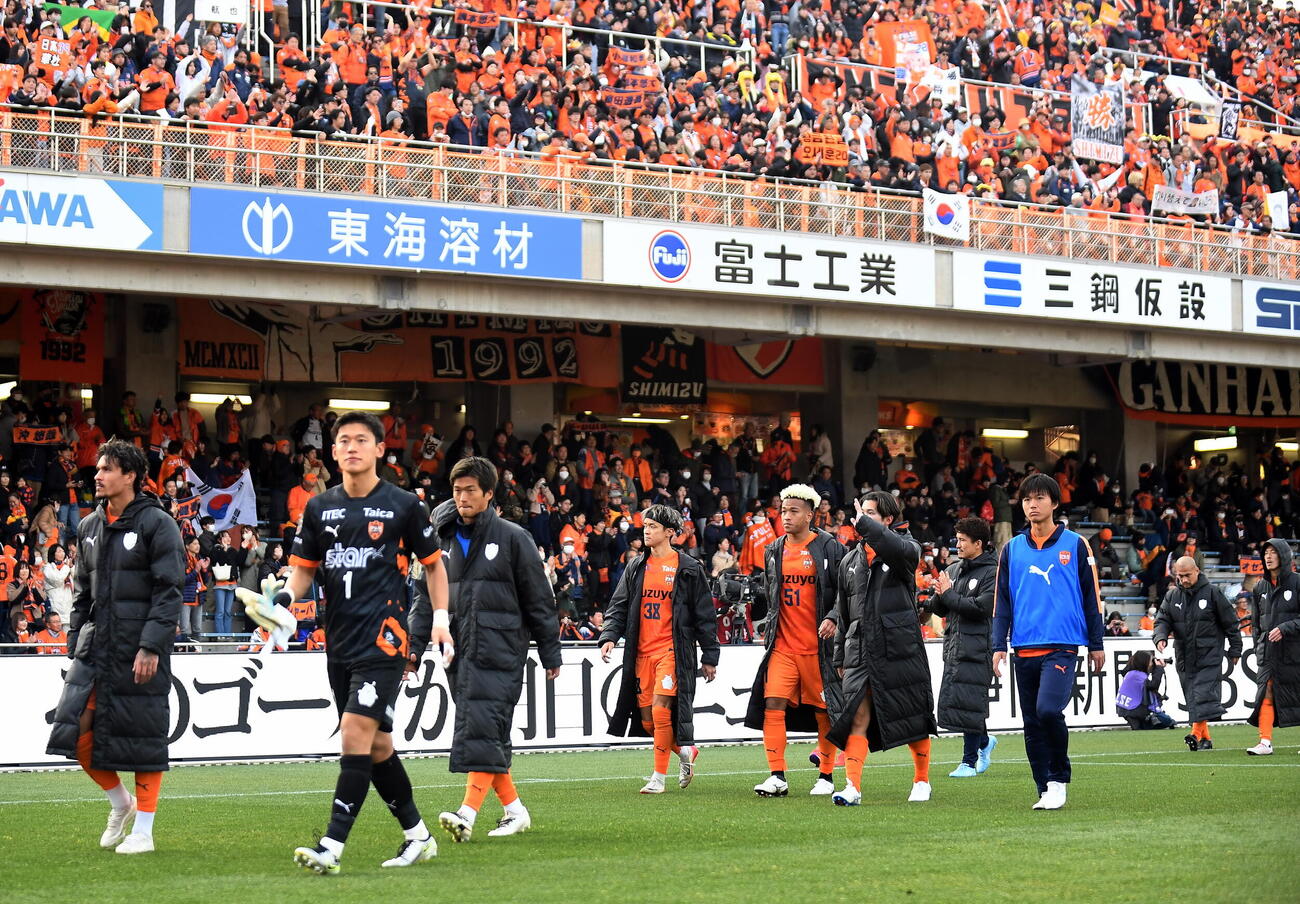 清水対京都　PK戦の末に敗れ、グラウンドを引き揚げる清水の選手たち