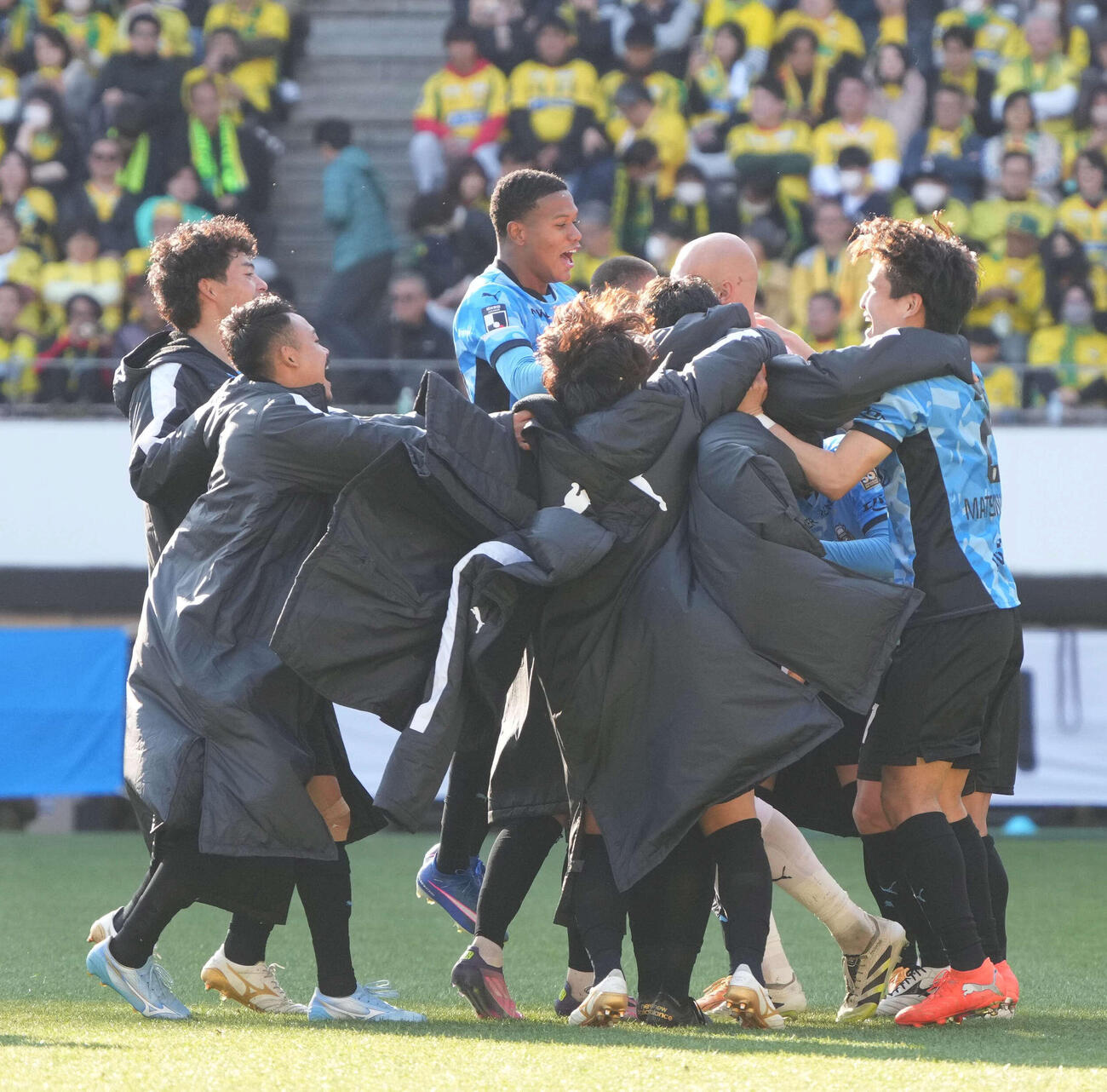 千葉対川崎F PK戦で勝利し歓喜に沸く川崎Fイレブン（撮影・小沢裕）