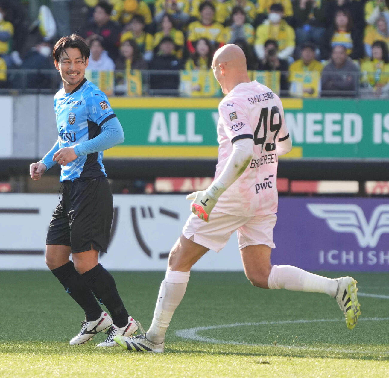千葉対川崎F PK戦で10人目のキッカーとして勝利を決めた川崎F家長はGKブローダーセン（右）の祝福を受ける（撮影・小沢裕）