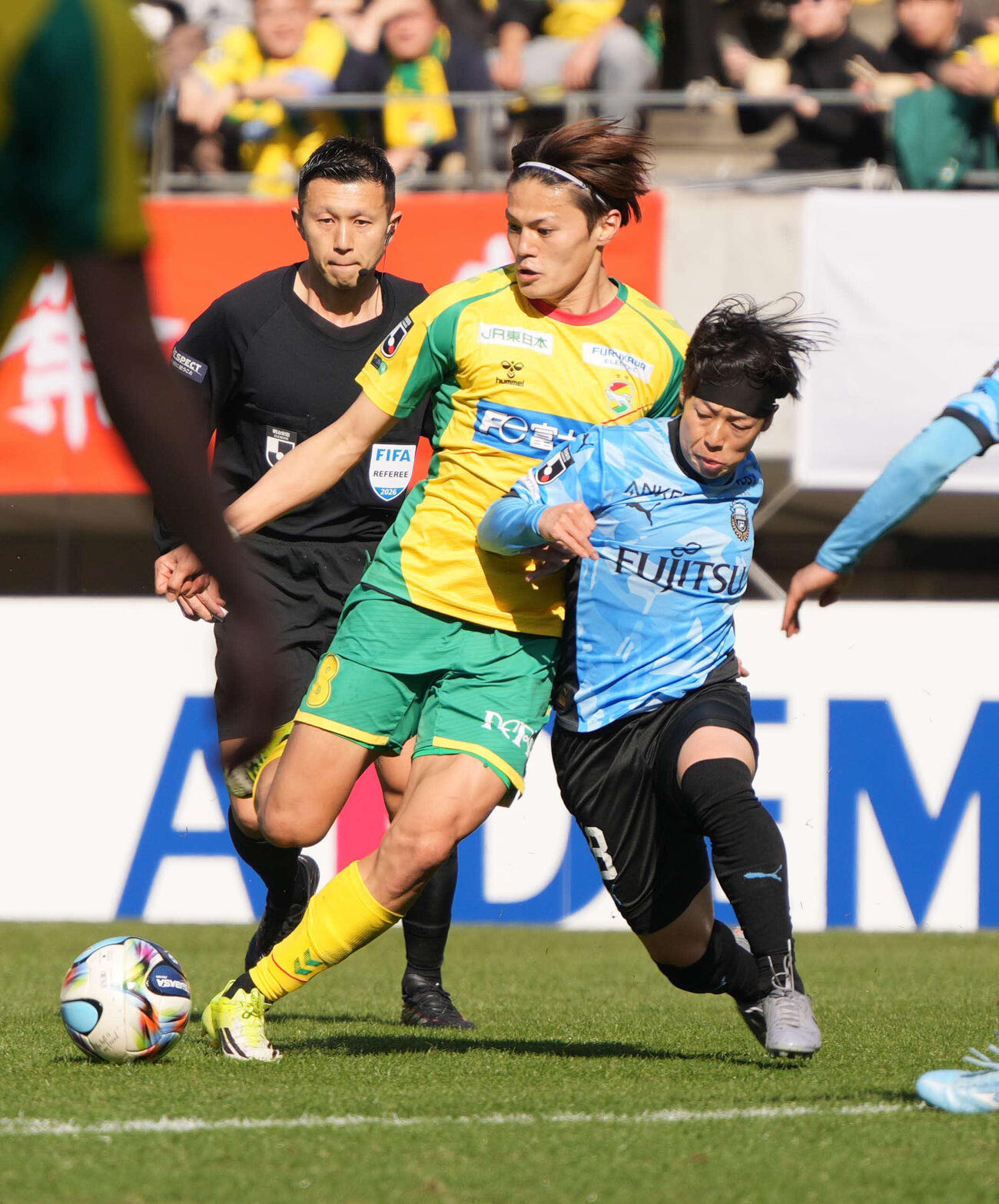 千葉対川崎F　後半、川崎F紺野（右）と競り合う千葉津久井（撮影・小沢裕）