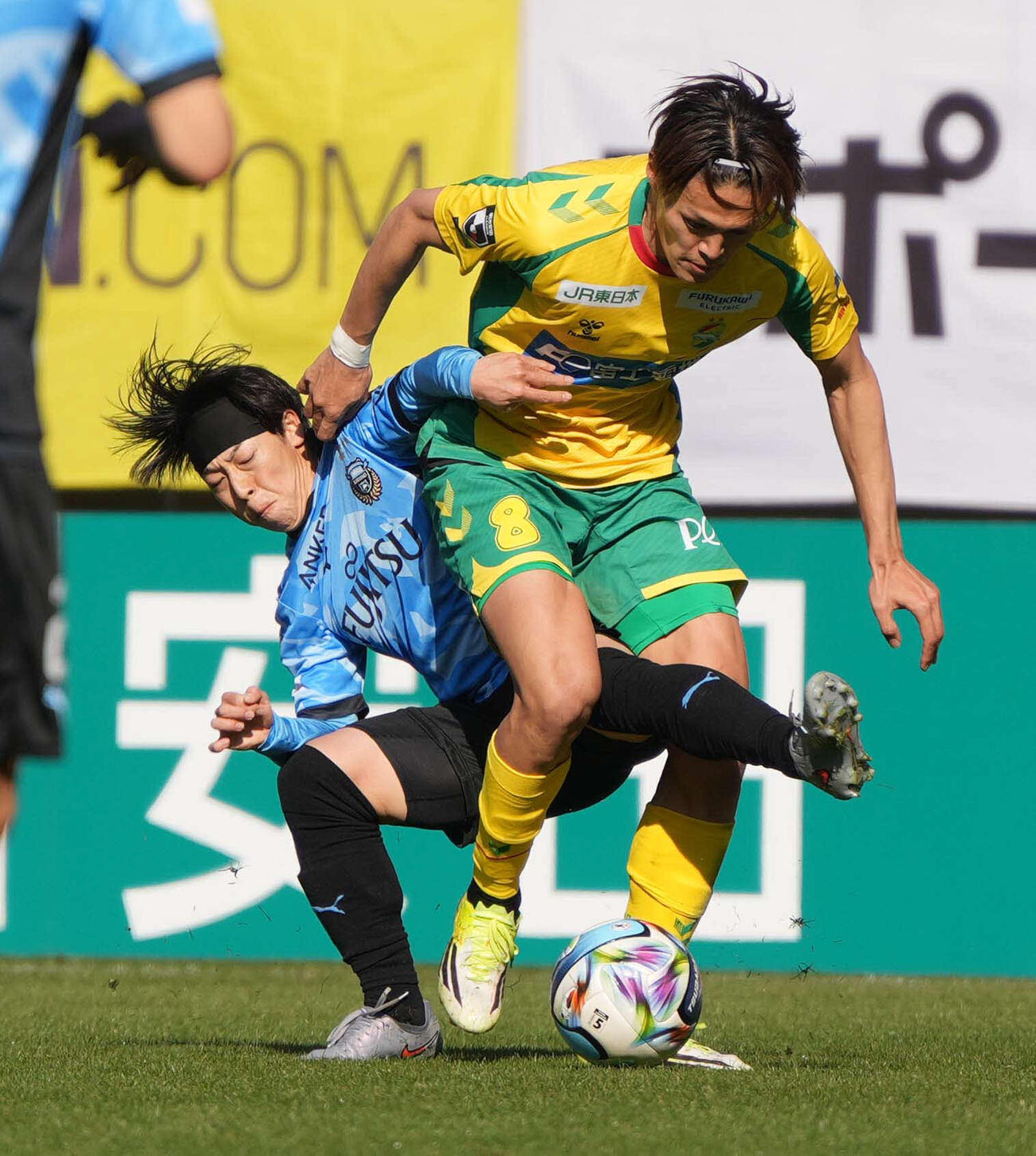 千葉対川崎F　後半、競り合う川崎F紺野（左）と千葉津久井（撮影・小沢裕）