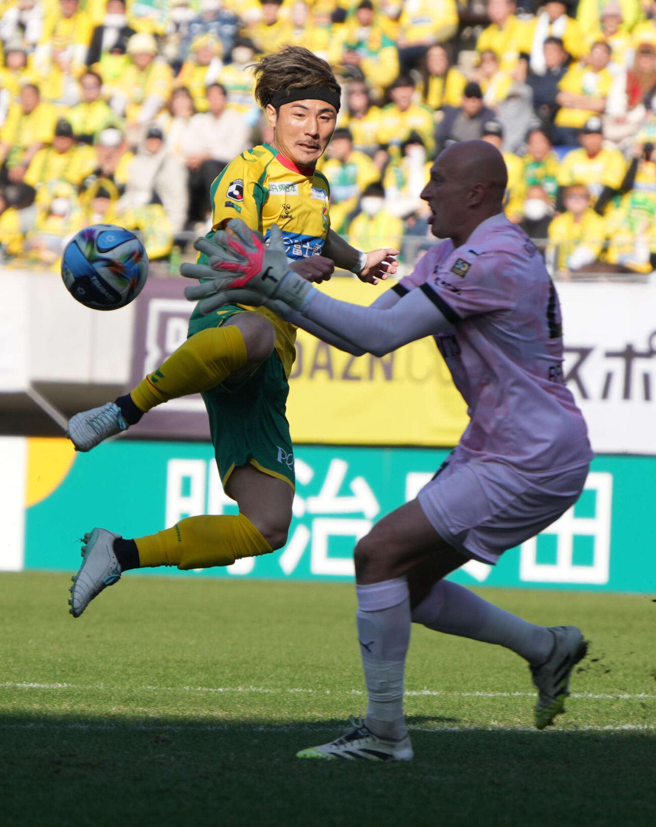 千葉対川崎F　後半、川崎F・GKブローダーセン（右）にチャージをかける千葉米倉（撮影・小沢裕）