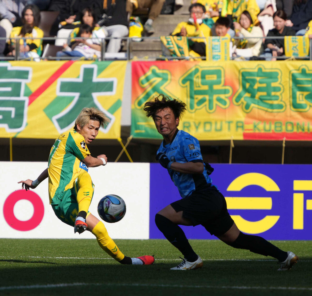 千葉対川崎F　後半、ゴール前にパスを出す千葉日高。右は川崎F山原（撮影・小沢裕）