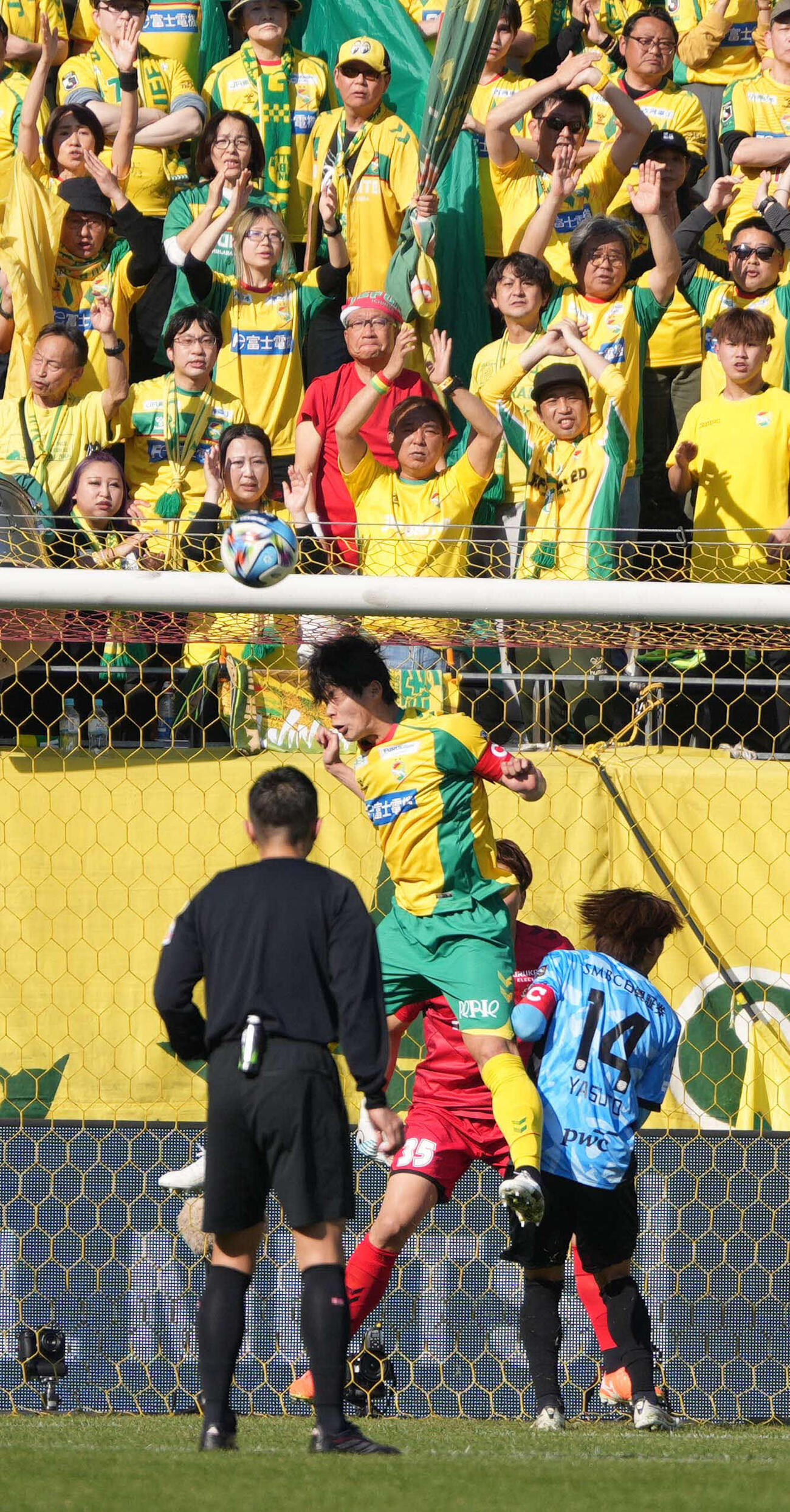 千葉対川崎F　後半、ゴール前の浮き球をクリアする千葉河野（撮影・小沢裕）