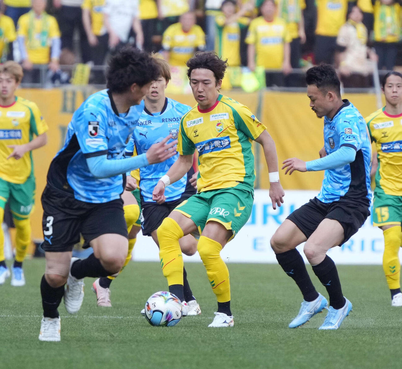 千葉対川崎F　後半、パスを出す千葉石川（中央）（撮影・小沢裕）