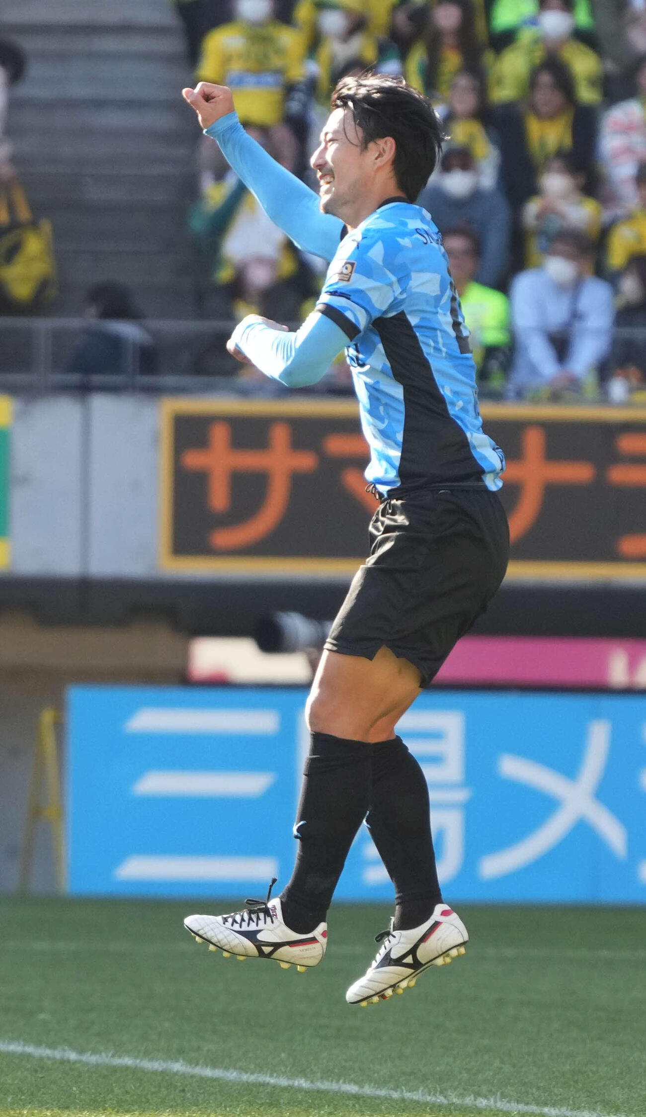 千葉対川崎F PK戦で10人目のキッカーとして勝利を決めた川崎F家長（撮影・小沢裕）