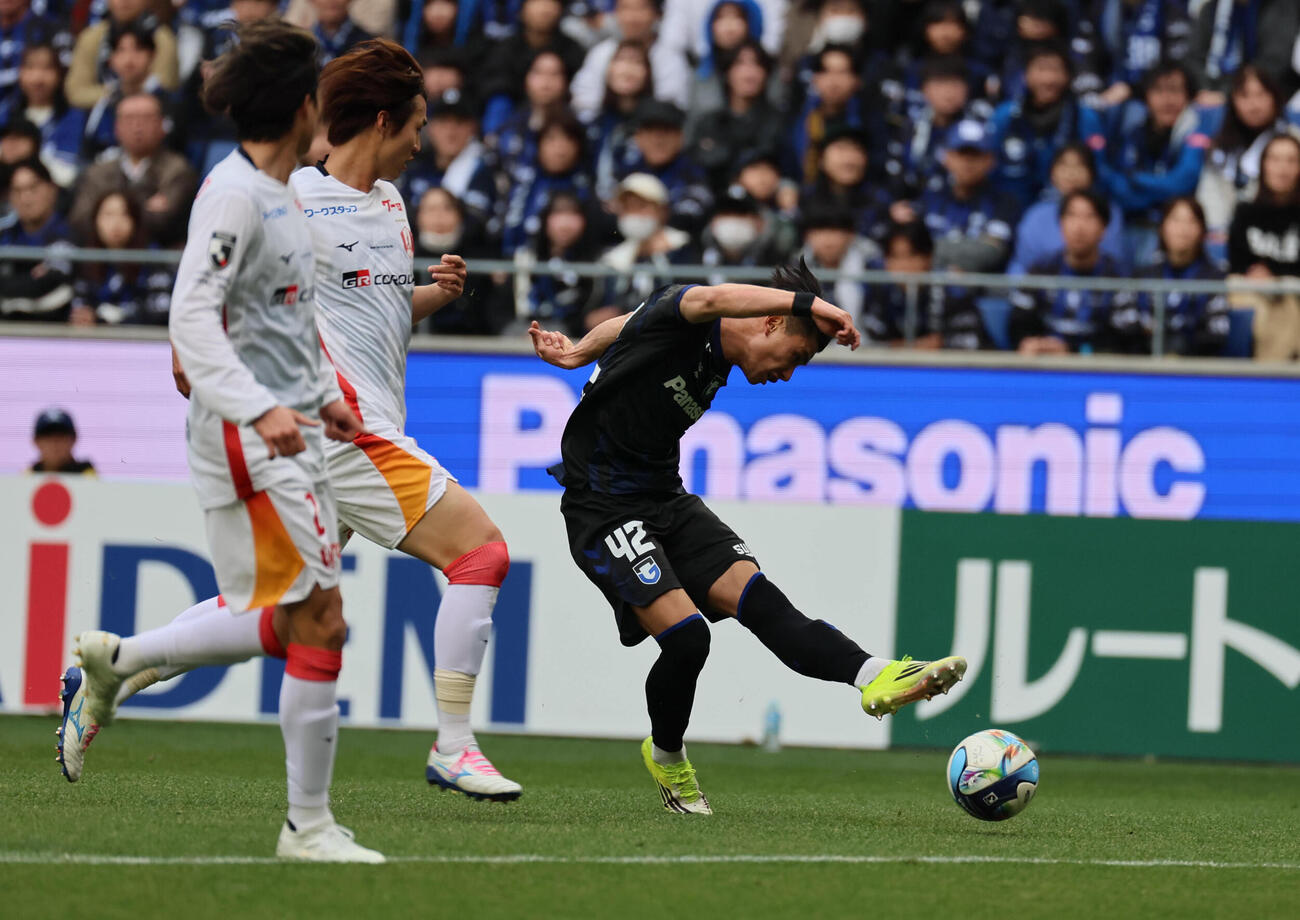 G大阪対名古屋　前半、シュートするG大阪南野遥海（撮影・宮崎幸一）