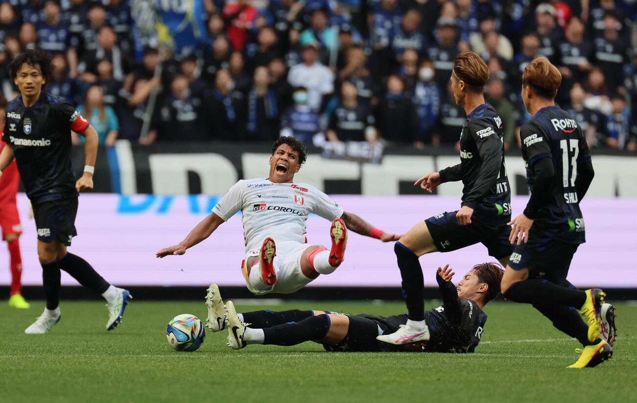 G大阪対名古屋　前半、激しく競り合う名古屋マルクス・ヴィニシウス（上）とG大阪佐々木翔悟（撮影・宮崎幸一）