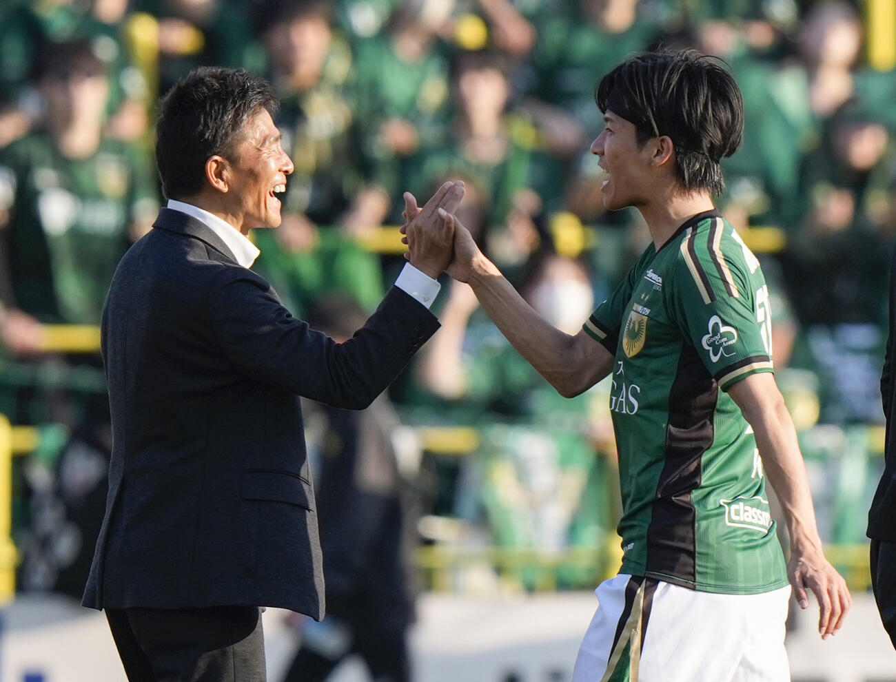柏に競り勝ち、タッチを交わす東京Vの城福監督（左）と福田(共同)