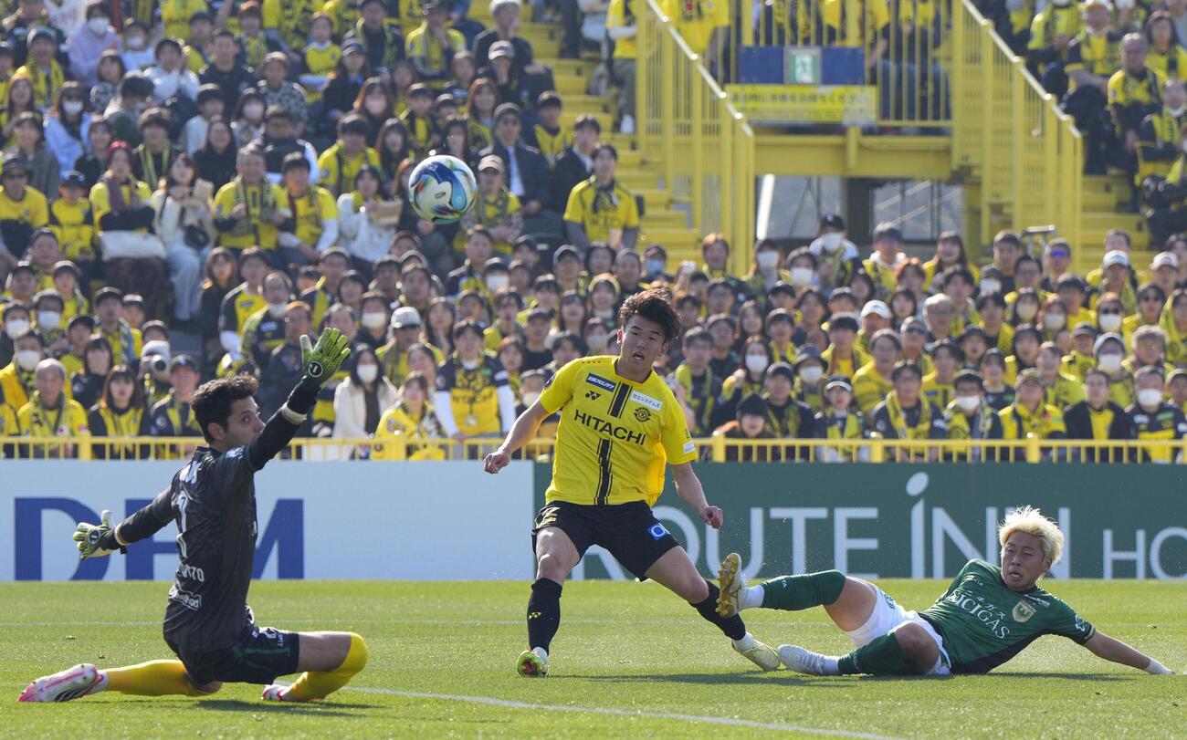 柏―東京V　前半、ゴールを狙う柏・山之内（中央）。GKマテウス(共同)