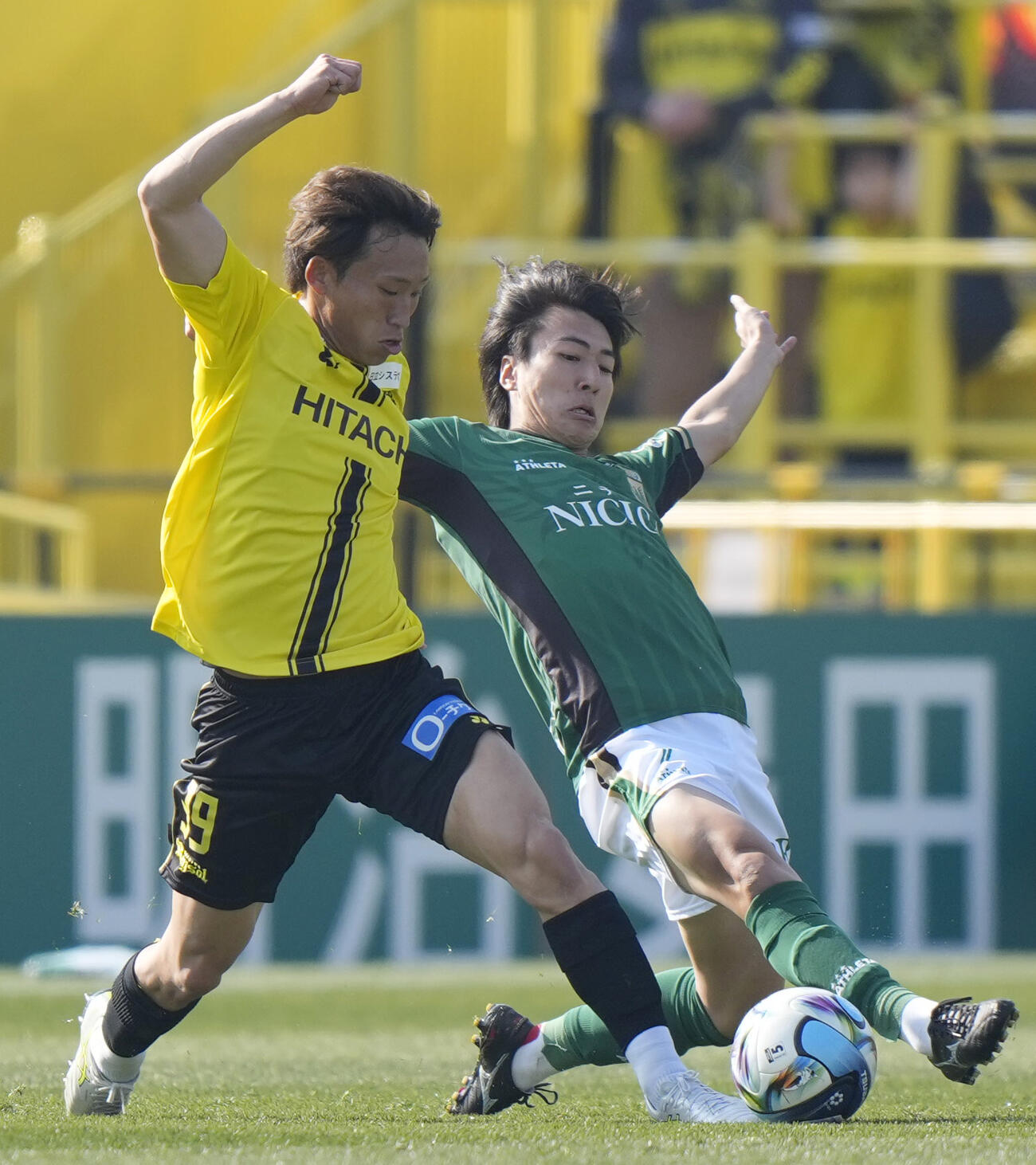 柏―東京V　前半、競り合う柏・中川（左）と東京V・松橋(共同)