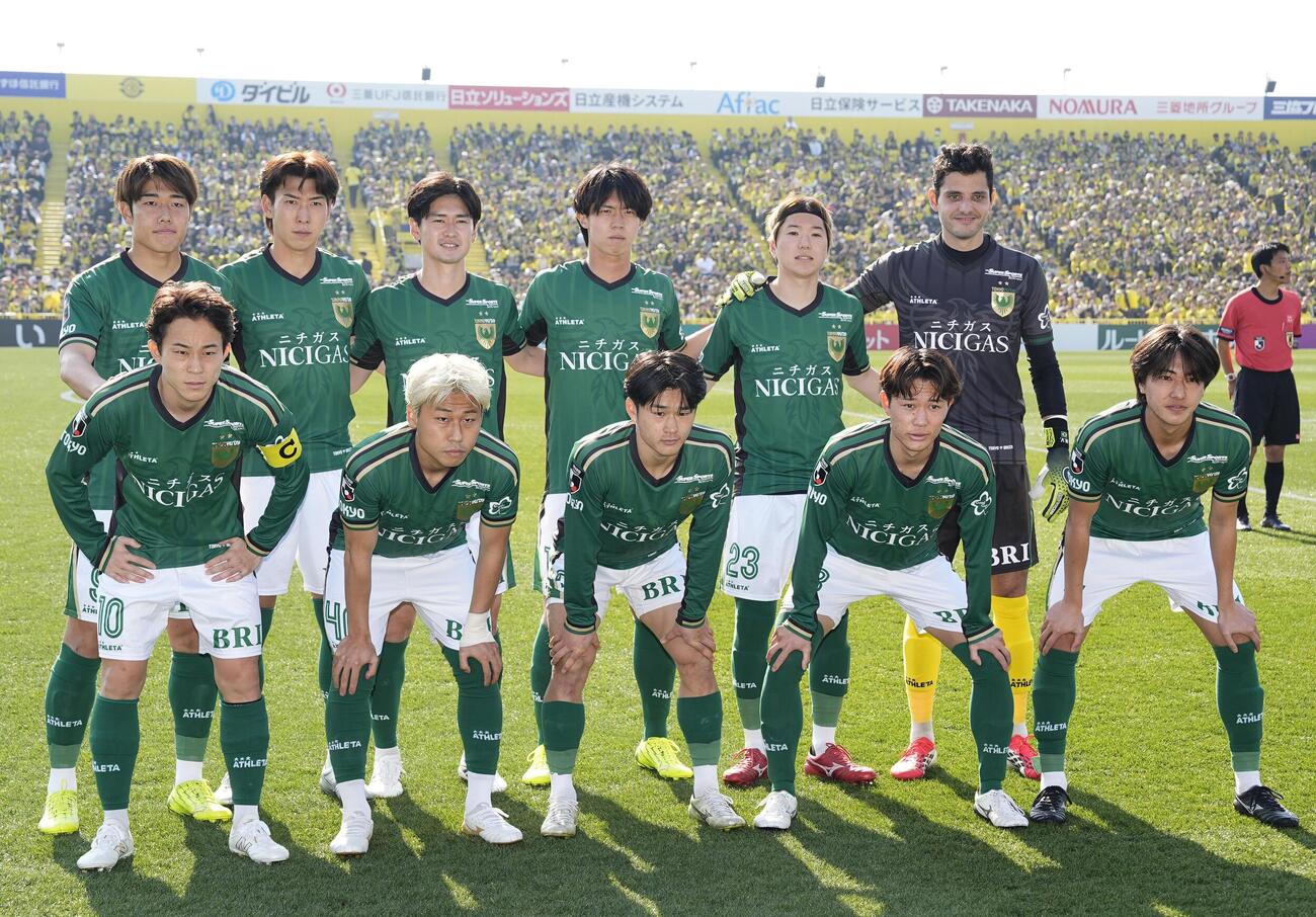 柏戦に臨む東京Vイレブン(共同)