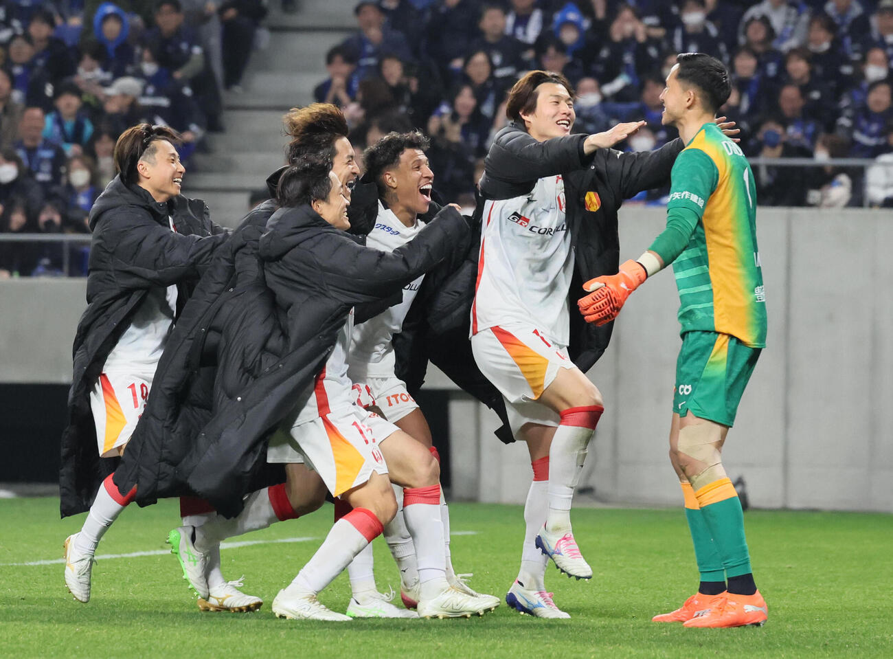 G大阪対名古屋　PK戦を制してGKシュミット（右）に抱きつく名古屋イレブン（撮影・宮崎幸一）