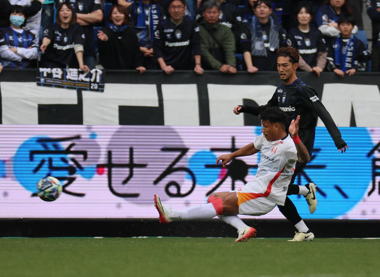 G大阪対名古屋　前半、シュートする名古屋マルクス・ヴィニシウス（撮影・宮崎幸一）