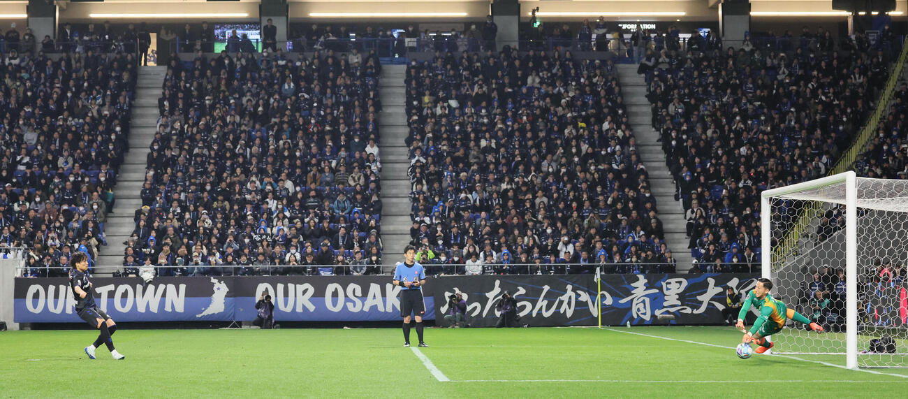 G大阪対名古屋　PK戦で4人目のG大阪中谷のシュートを止めた名古屋GKシュミット（撮影・宮崎幸一）