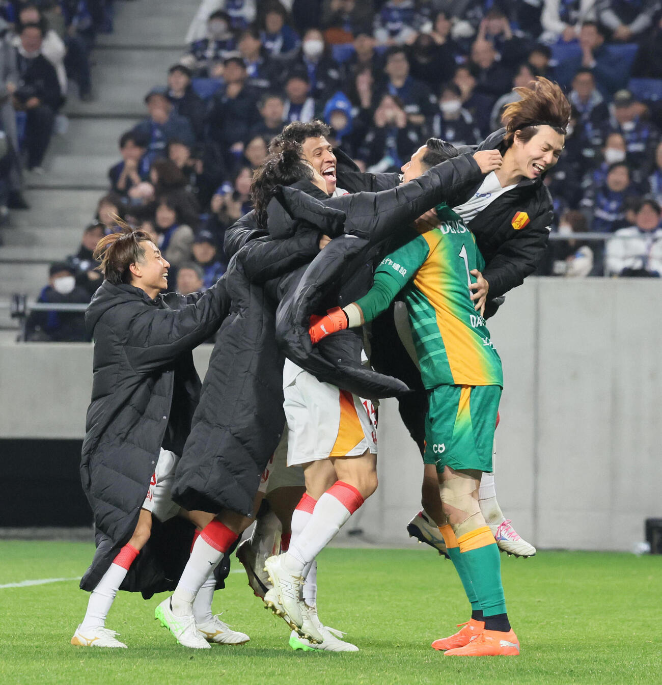 G大阪対名古屋　PK戦を制してGKシュミット（右）に抱きつく名古屋イレブン（撮影・宮崎幸一）