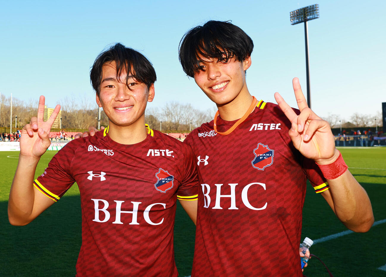 いわき対福島　勝利し喜ぶ神村学園コンビのいわき荒木（左）と中野（撮影・野上伸悟）