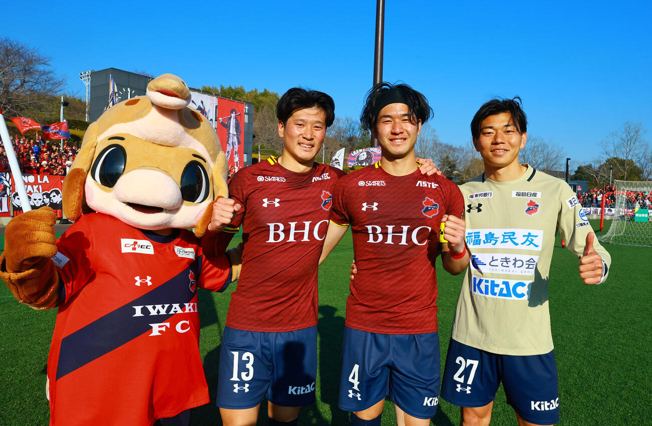 いわき対福島　ゴールを奪い喜ぶ、右からいわき山中、堂鼻、村上（撮影・野上伸悟）